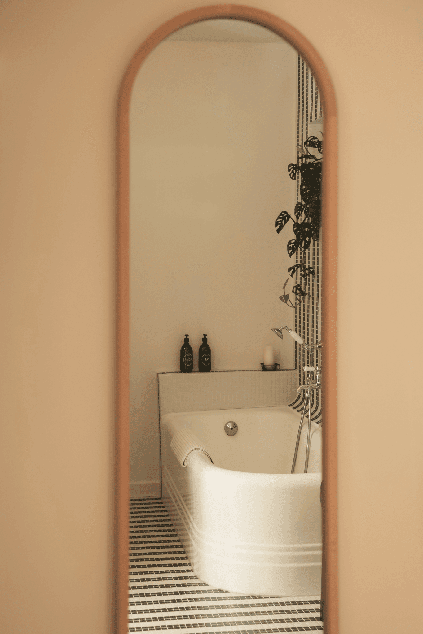 salle de bain de la maison avec baignoire