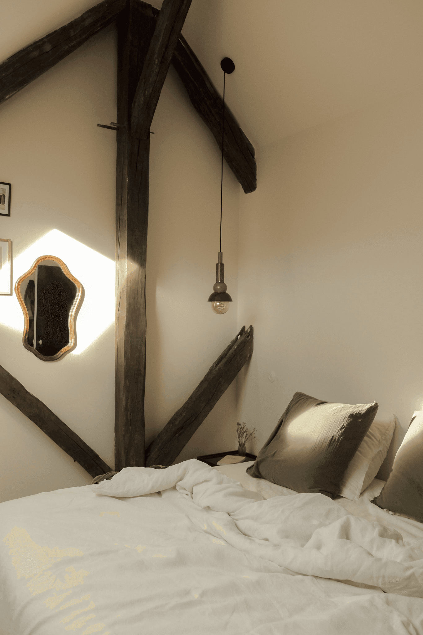 chambre sous les poutres du moulin