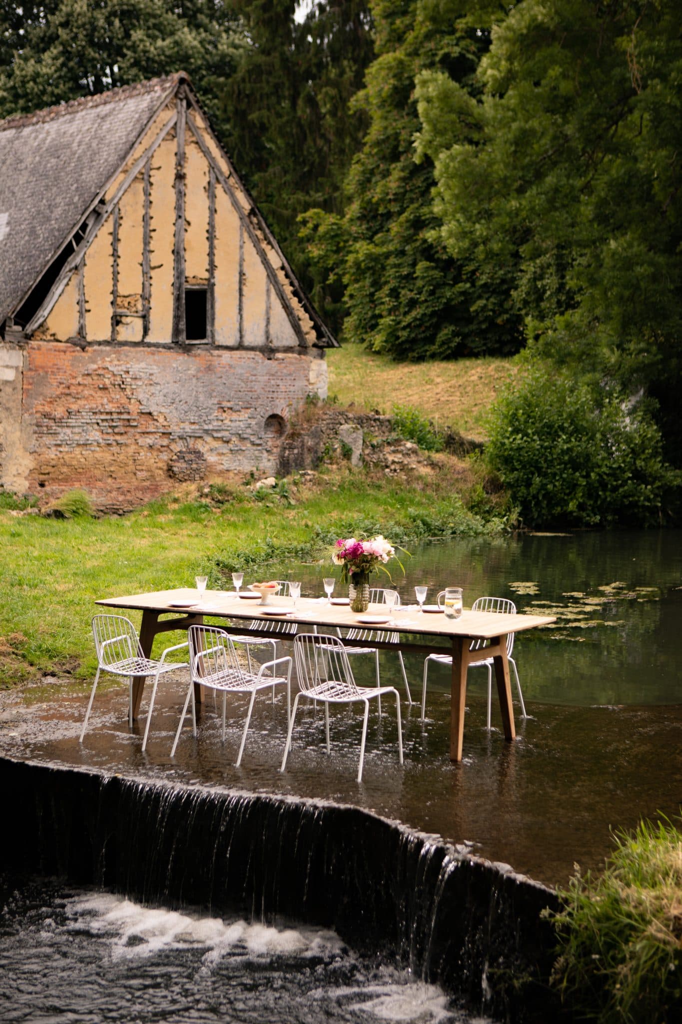 table pour déjeuner au bord de la rivière