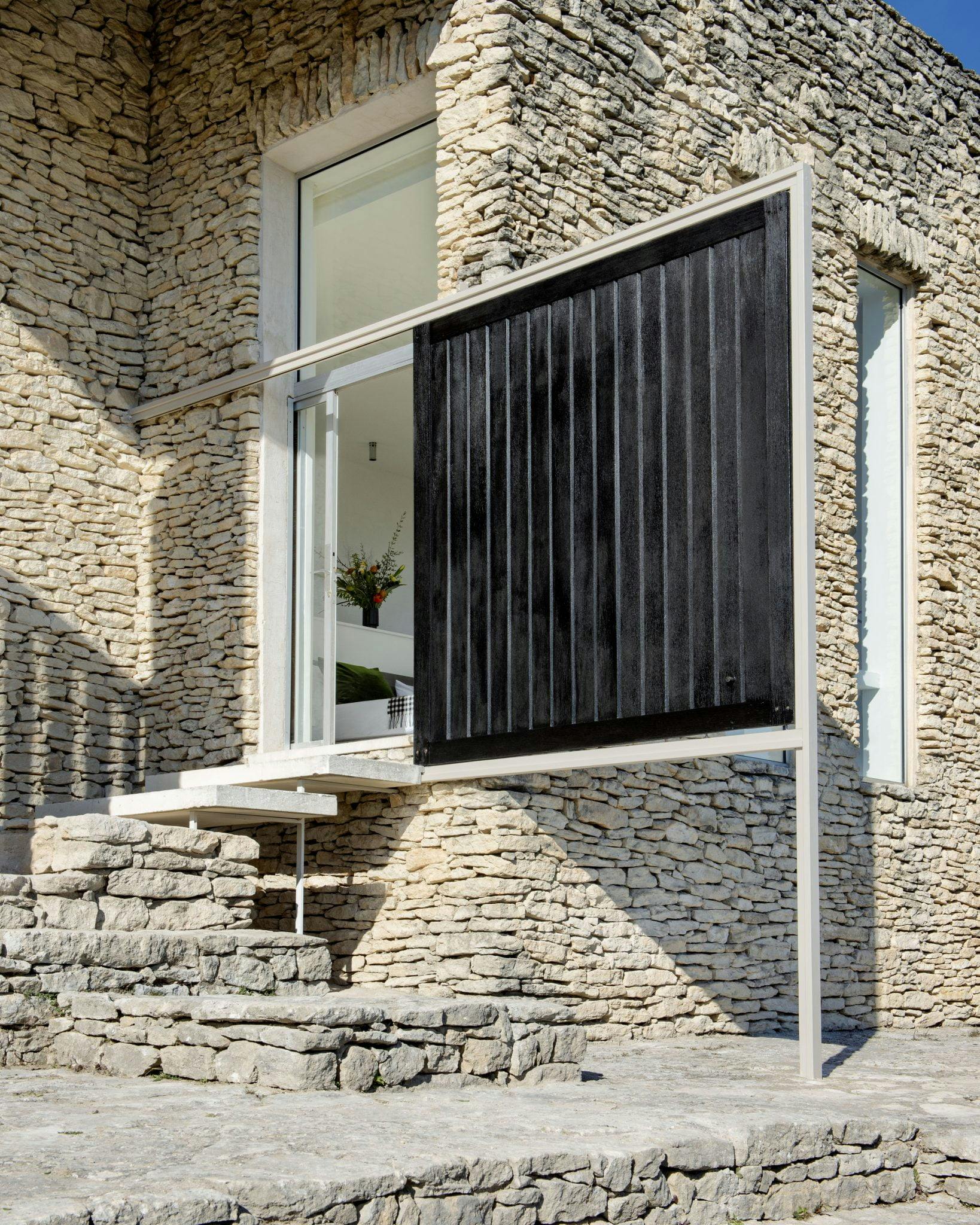 L'Atelier des Milles Roches vue de la façade extérieure en pierre