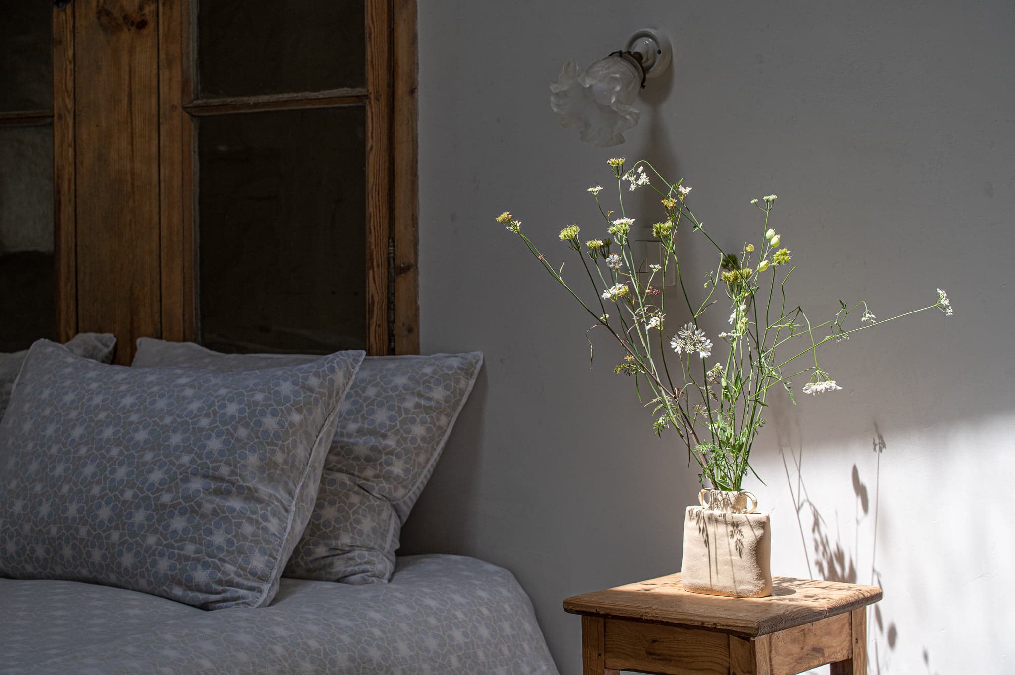 detail de la chambre, draps et bouquet