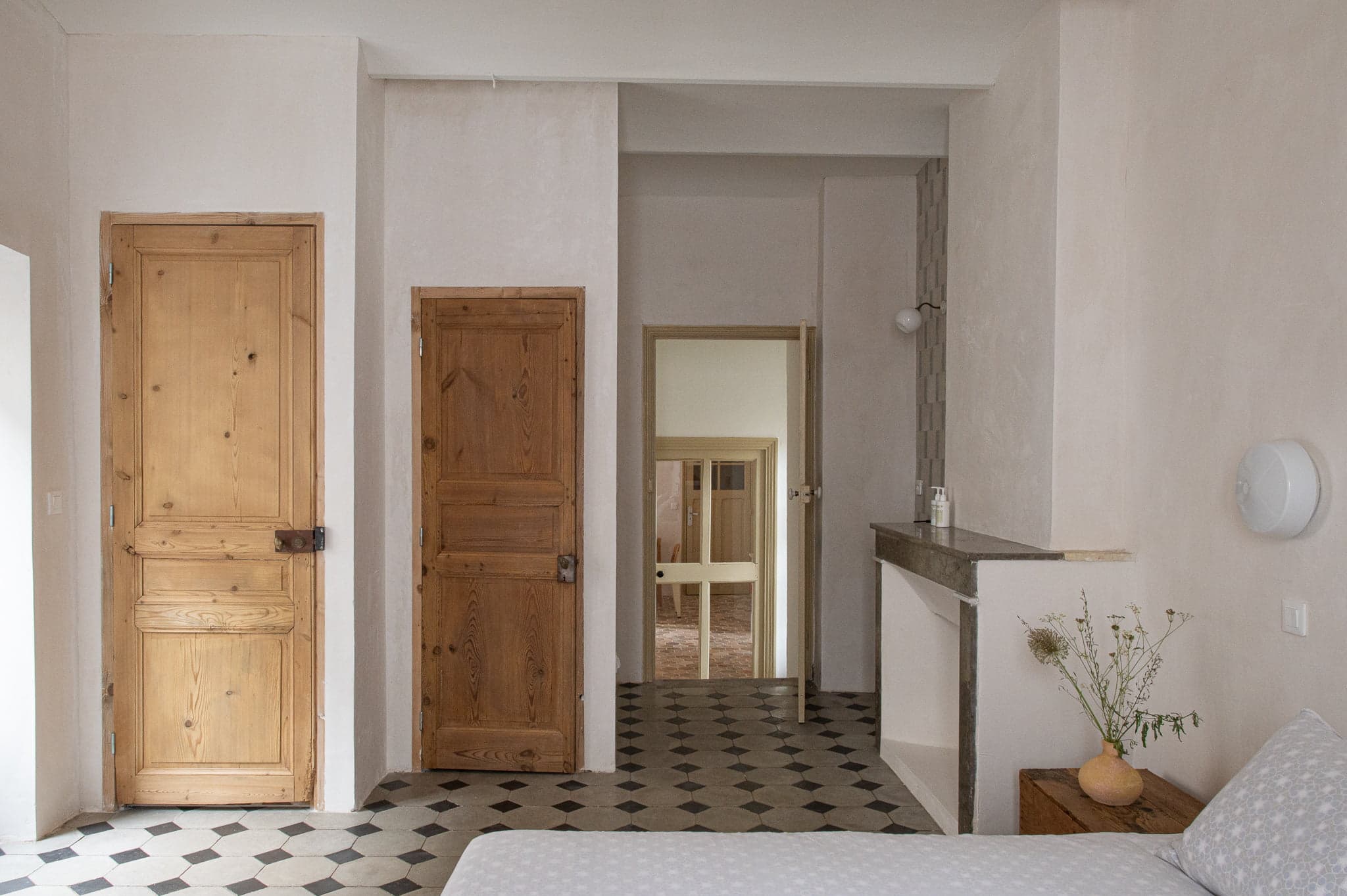 vue de la chambre vers la cheminée et le couloir