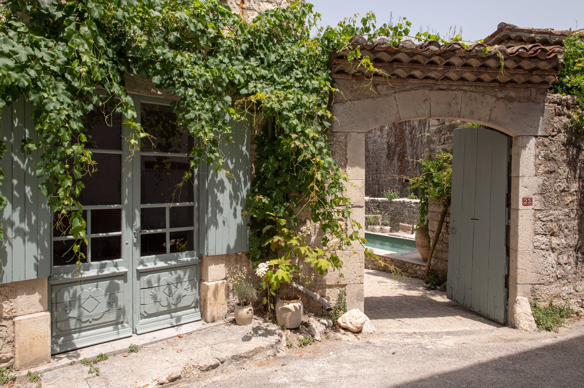 vue sur l'entrée de la maison