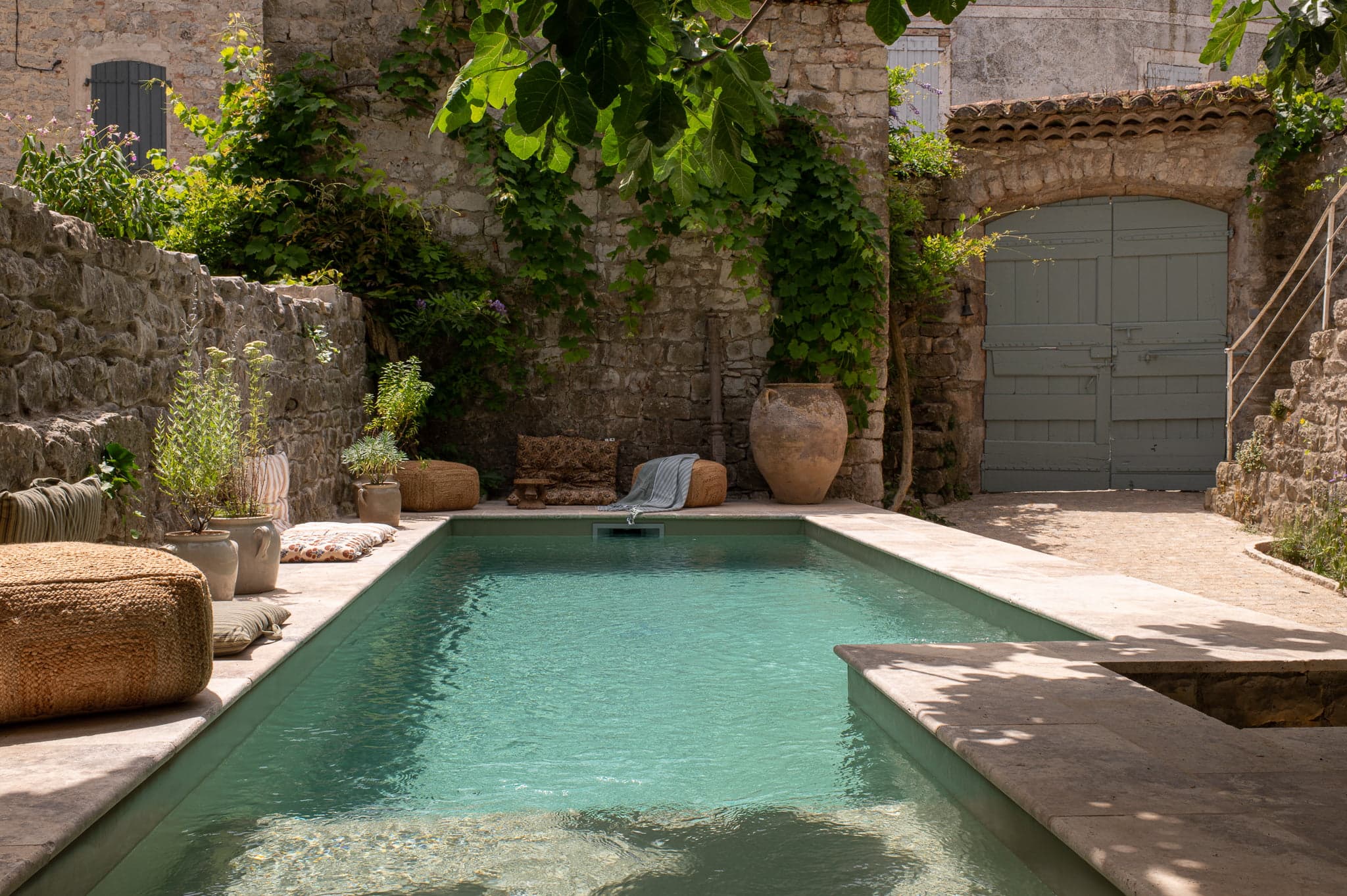 vue sur la piscine turquoise arborée