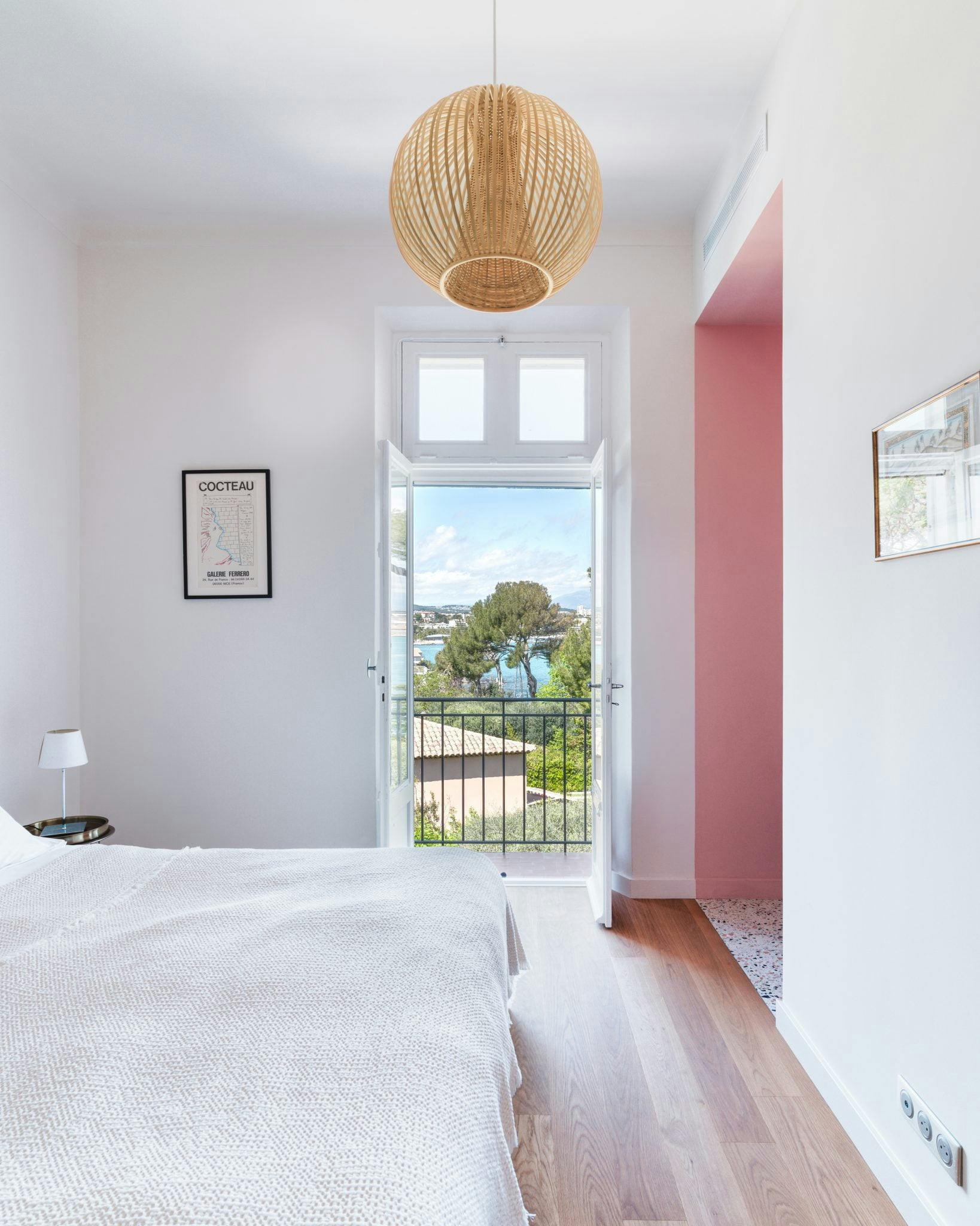 Chambre avec parquet, vue sur la nature et la mer depuis le balcon
