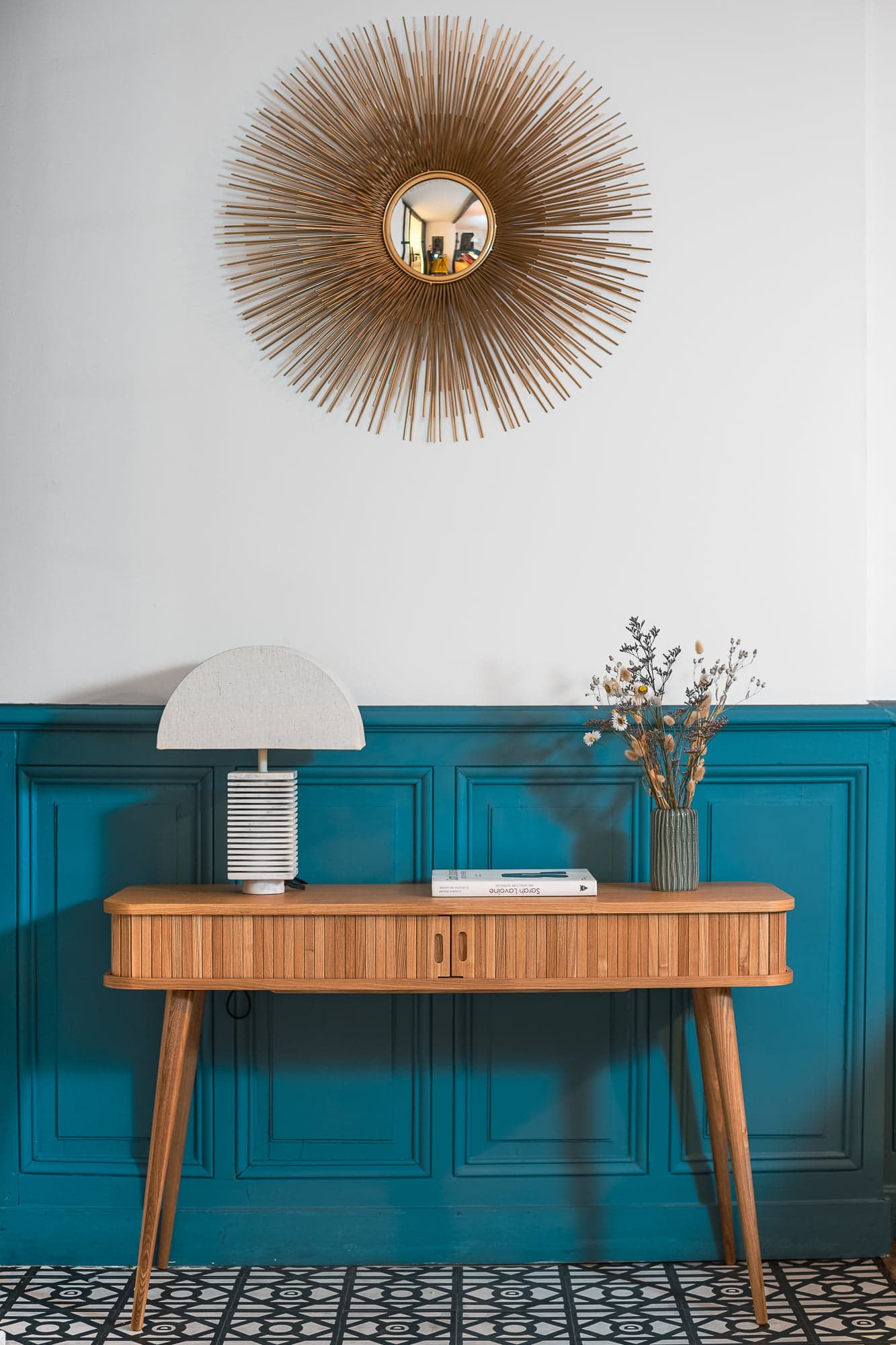 decoration, meuble en bois, lampe, bouquet et miroir