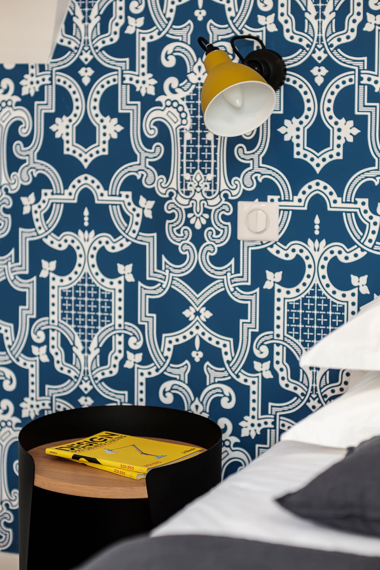 detail de la chambre, table basse et lampe