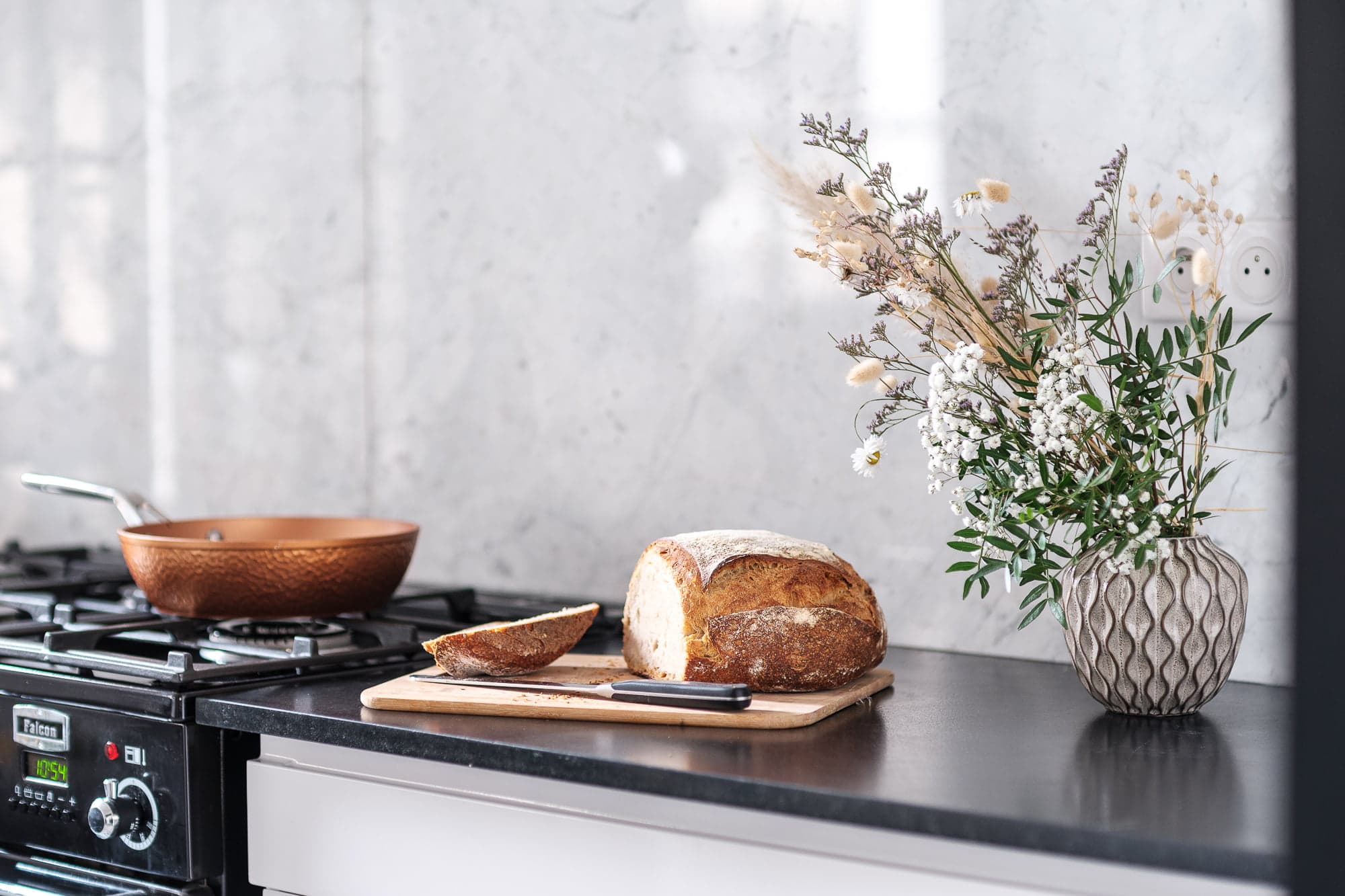 detail de la cuisine, pain sur planche
