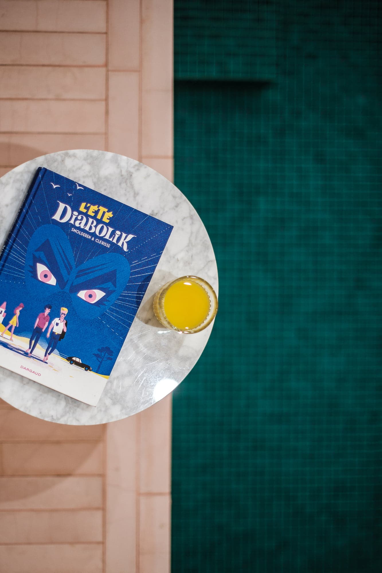 détail de la piscine, lecture et rafraichissement
