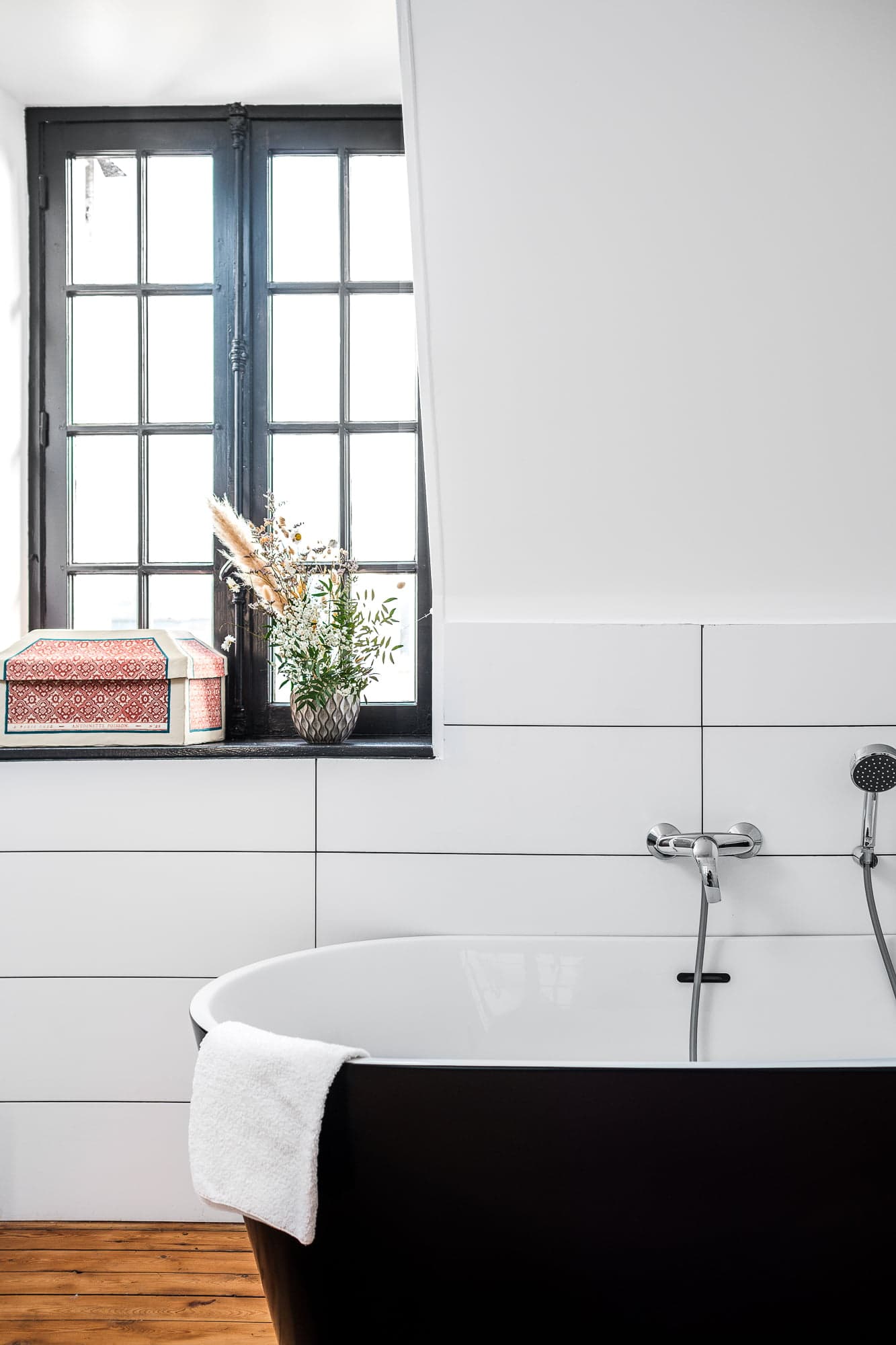 salle de bain avec baignoire