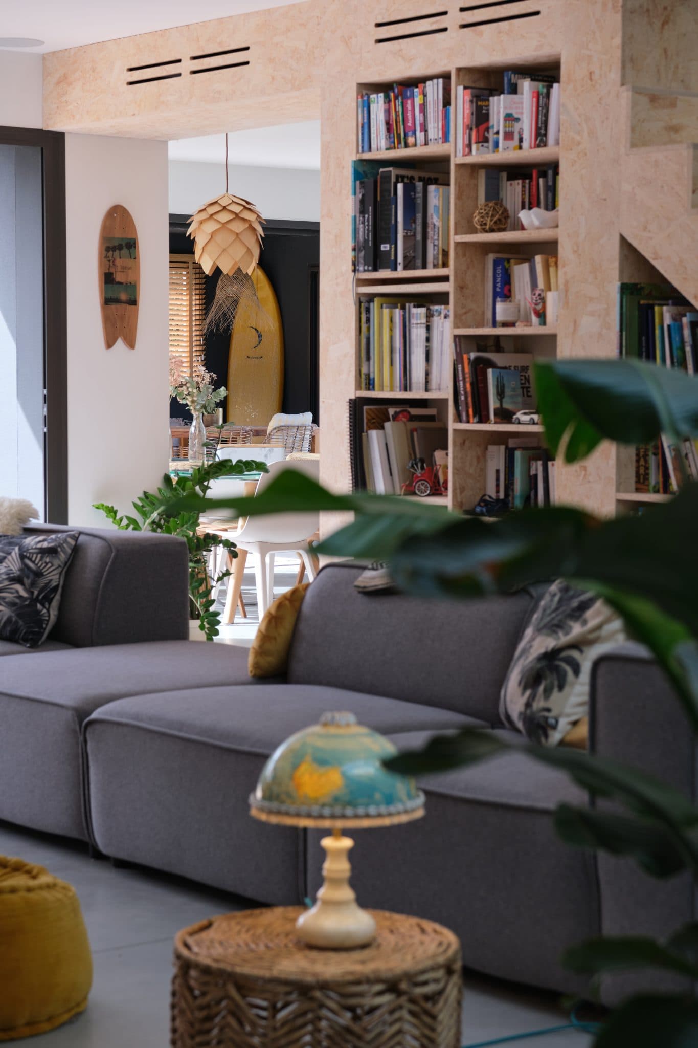 salon de la maison avec canapé et plante
