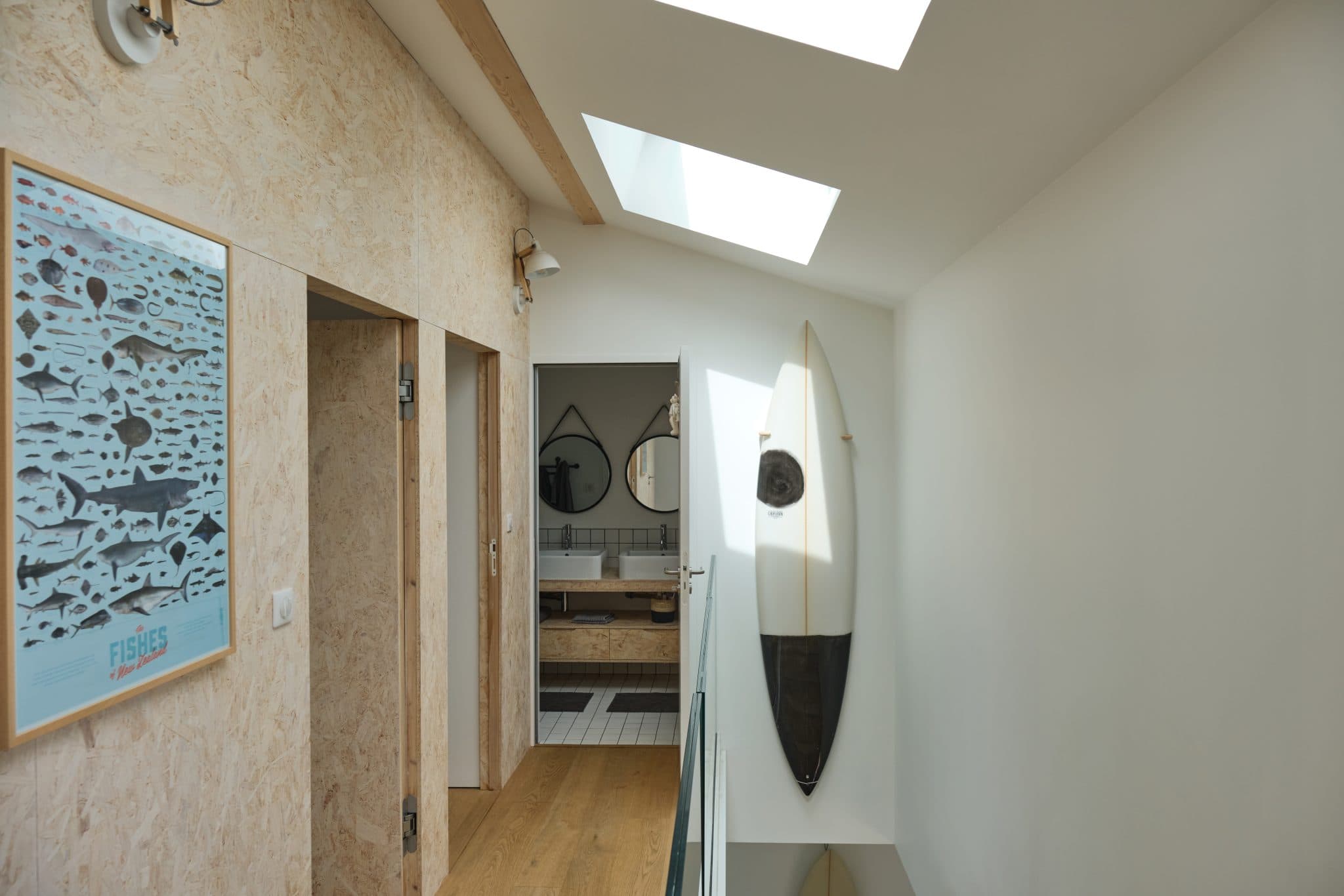 couloir de la maison avec planche de surf en decoration