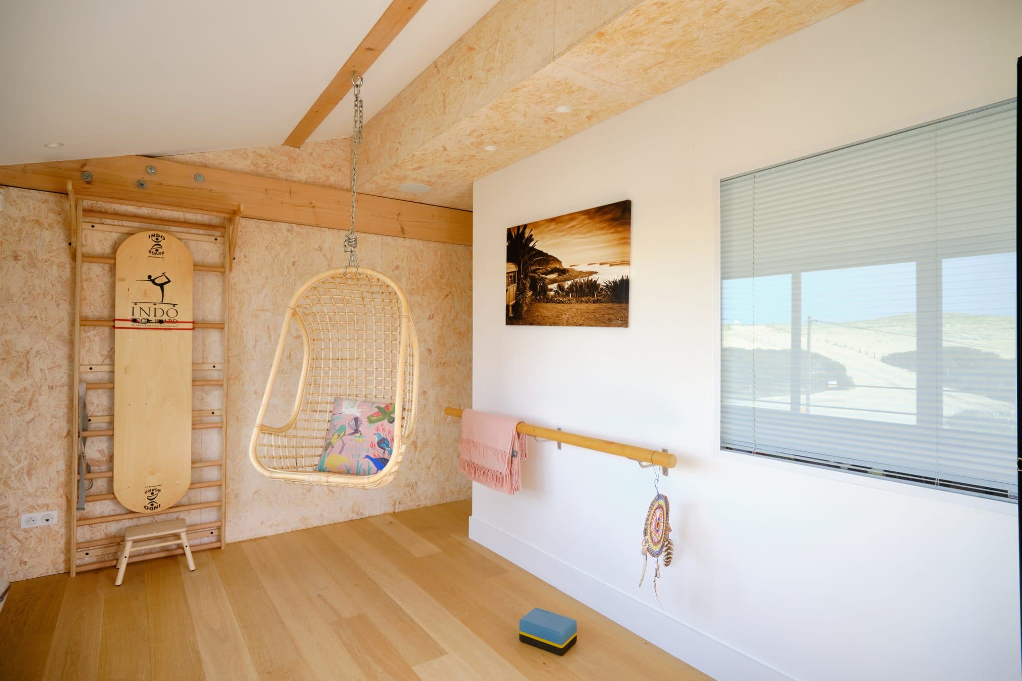 salle de sport avec chaise en suspension
