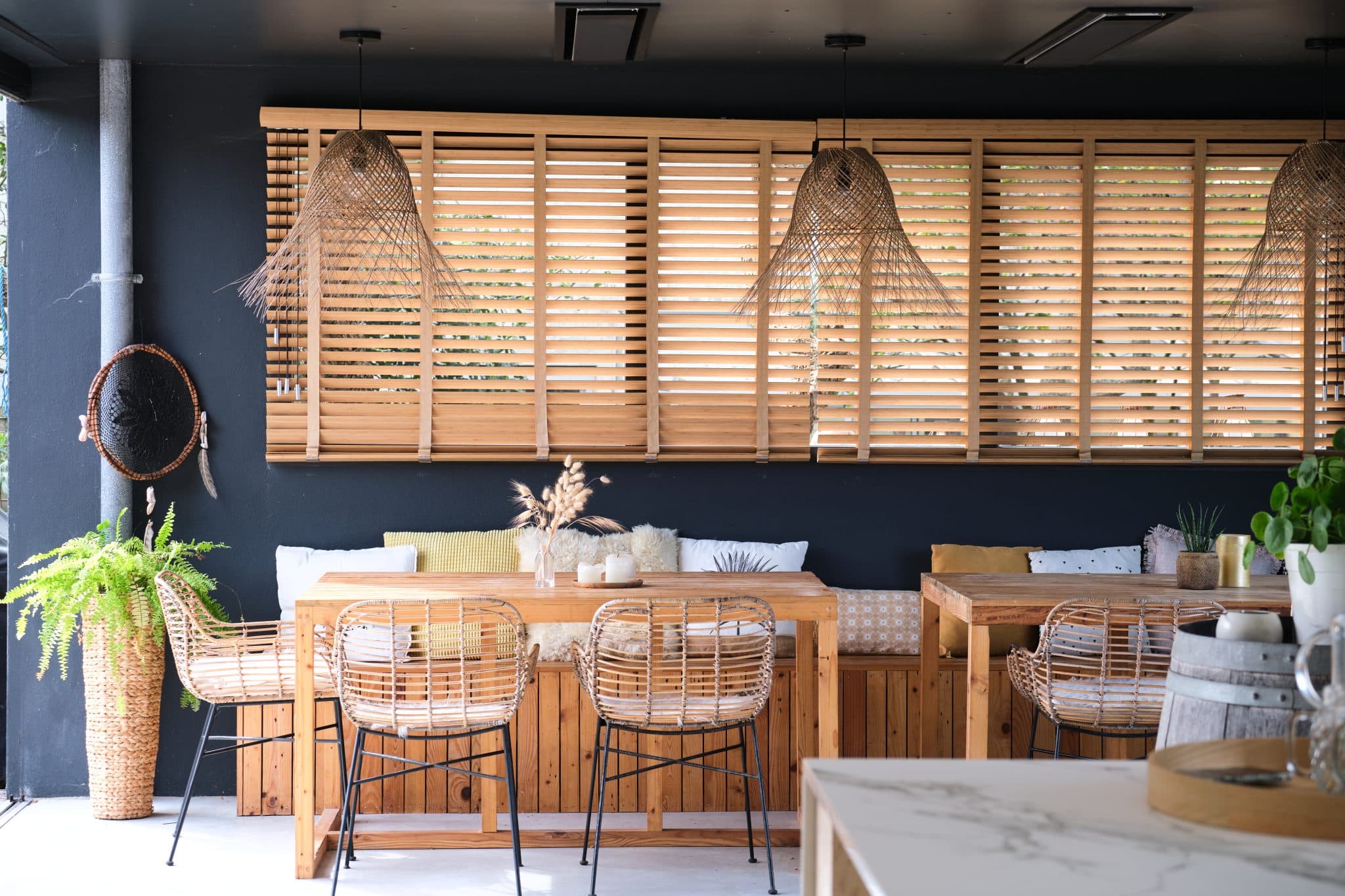 large dining table with straw hanging lamp