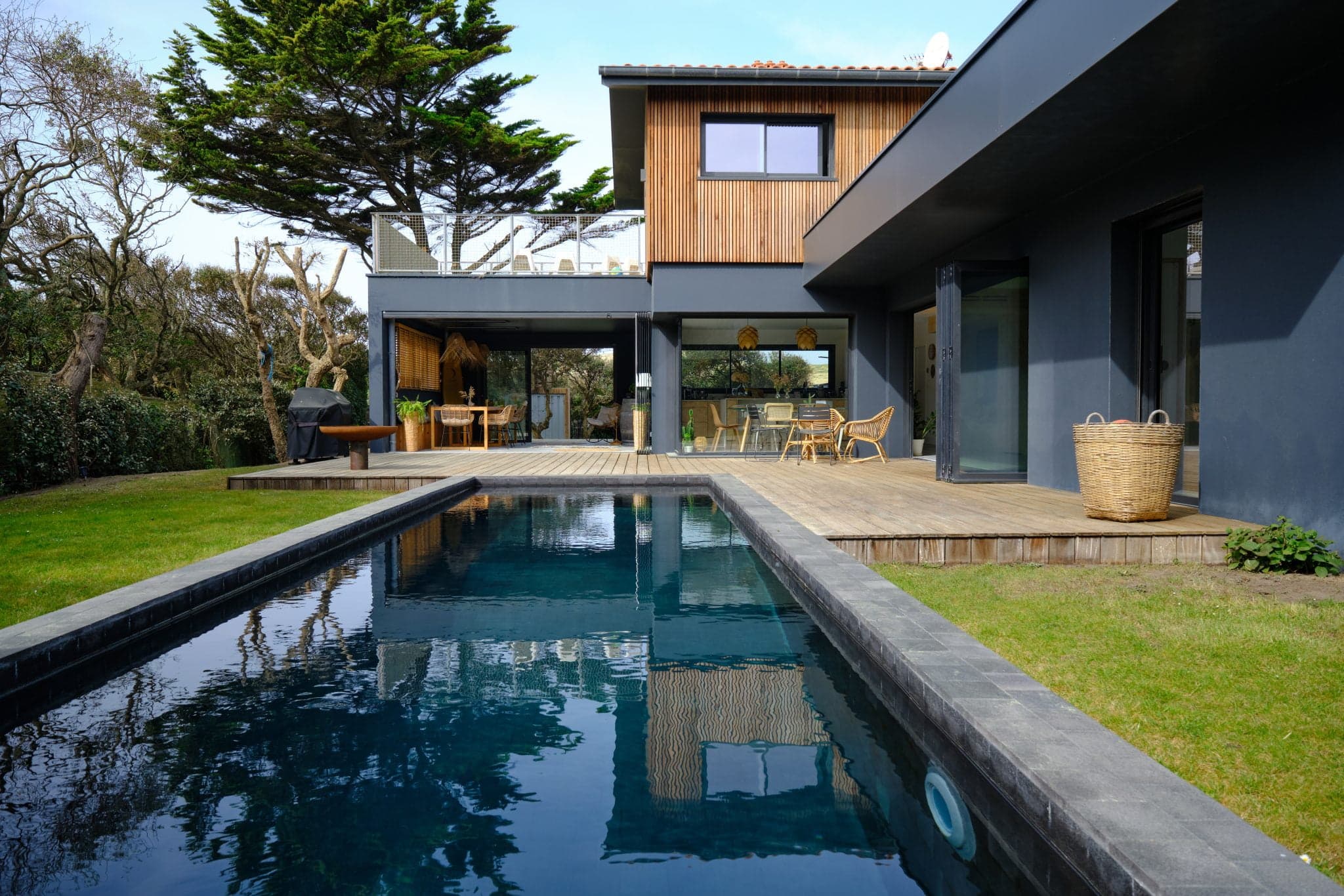 grande piscine devant la maison