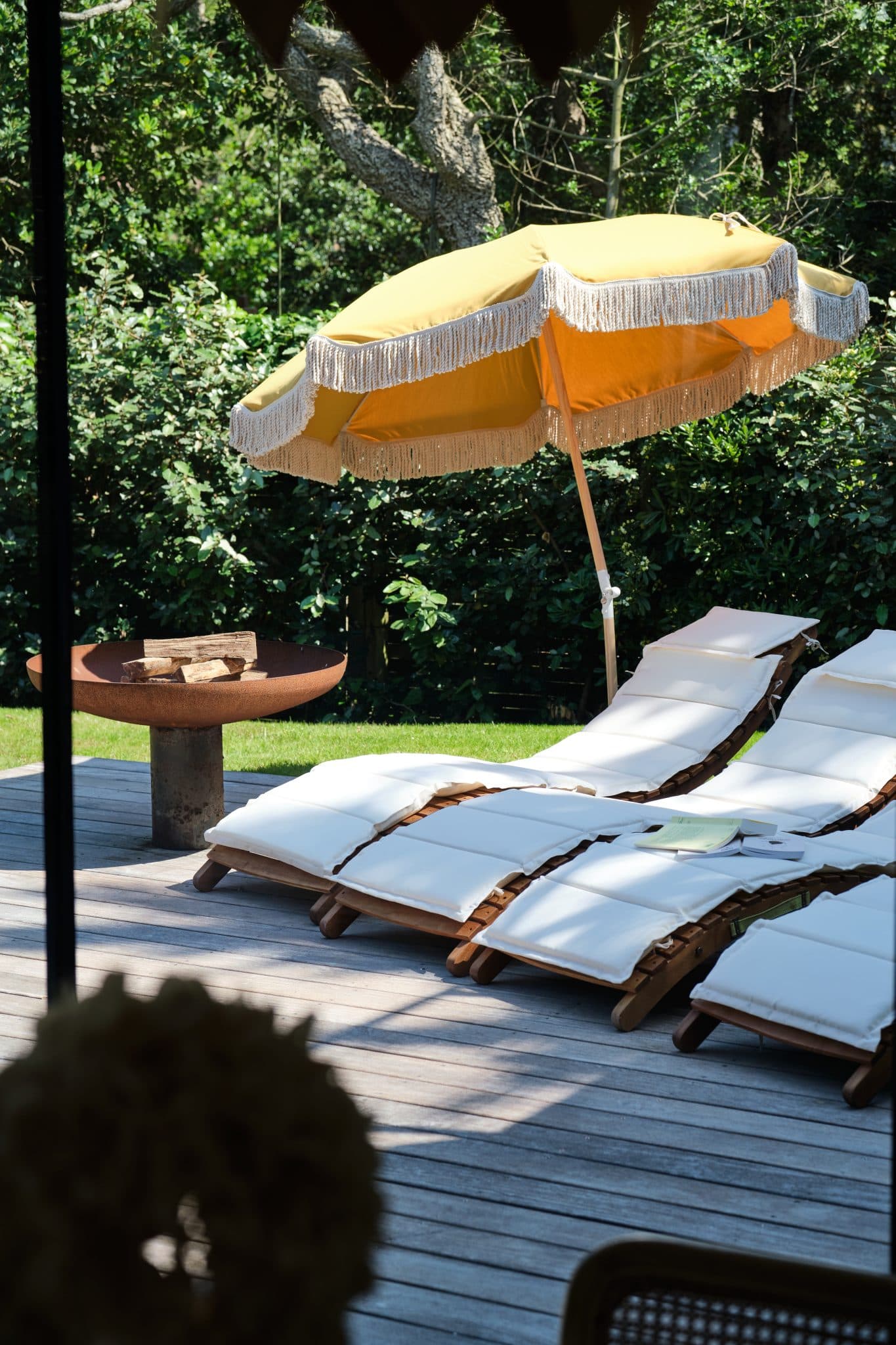 transat et parasol au bord de la piscine