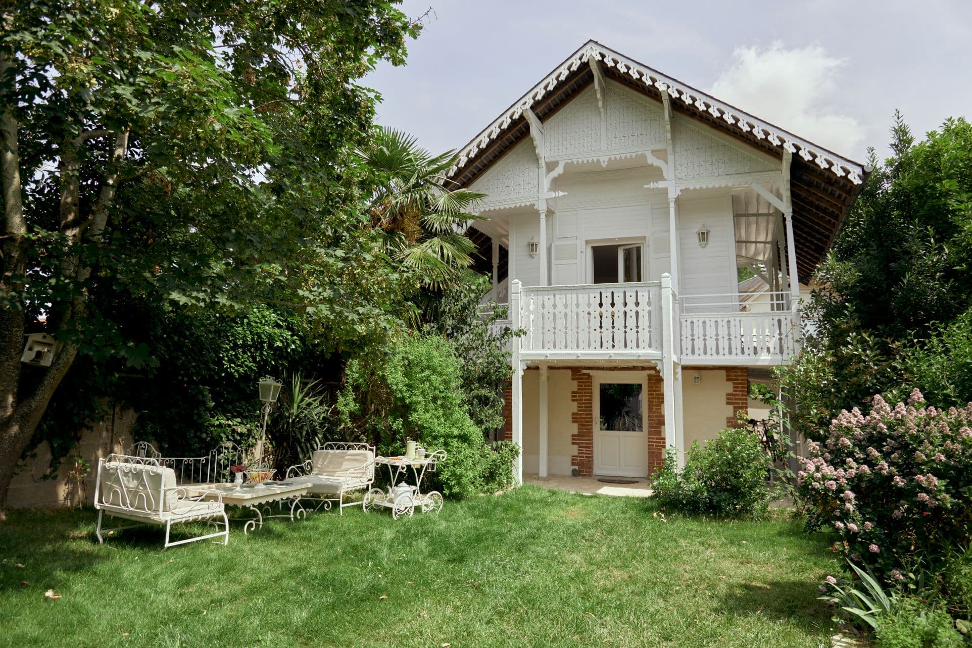The chalet, an extension of the garden - © Jade Deshayes.