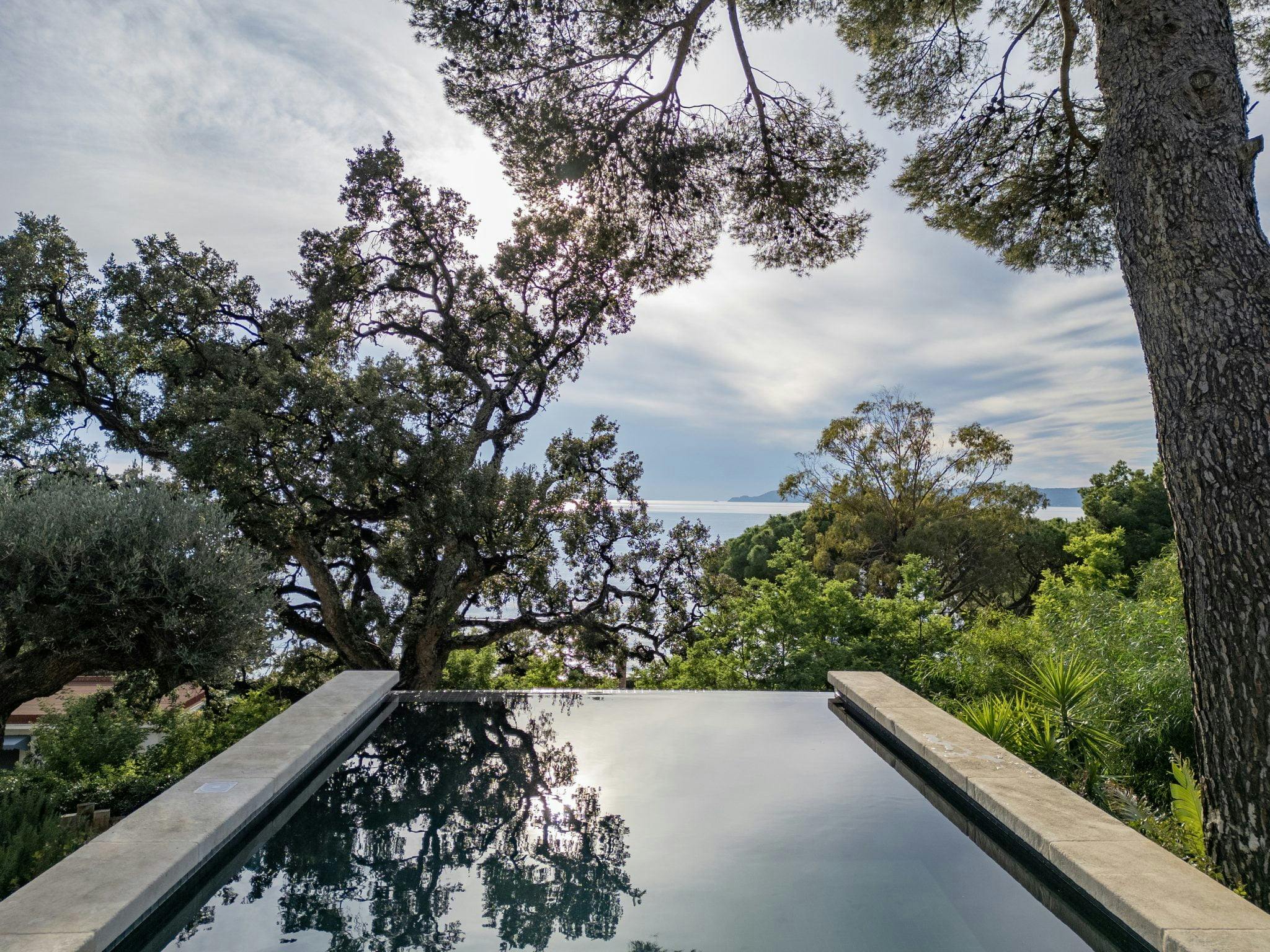 Au Cap Nègre, une villa à la piscine à débordement comme suspendue dans son jardin méditerranéen typique du Lavandou.