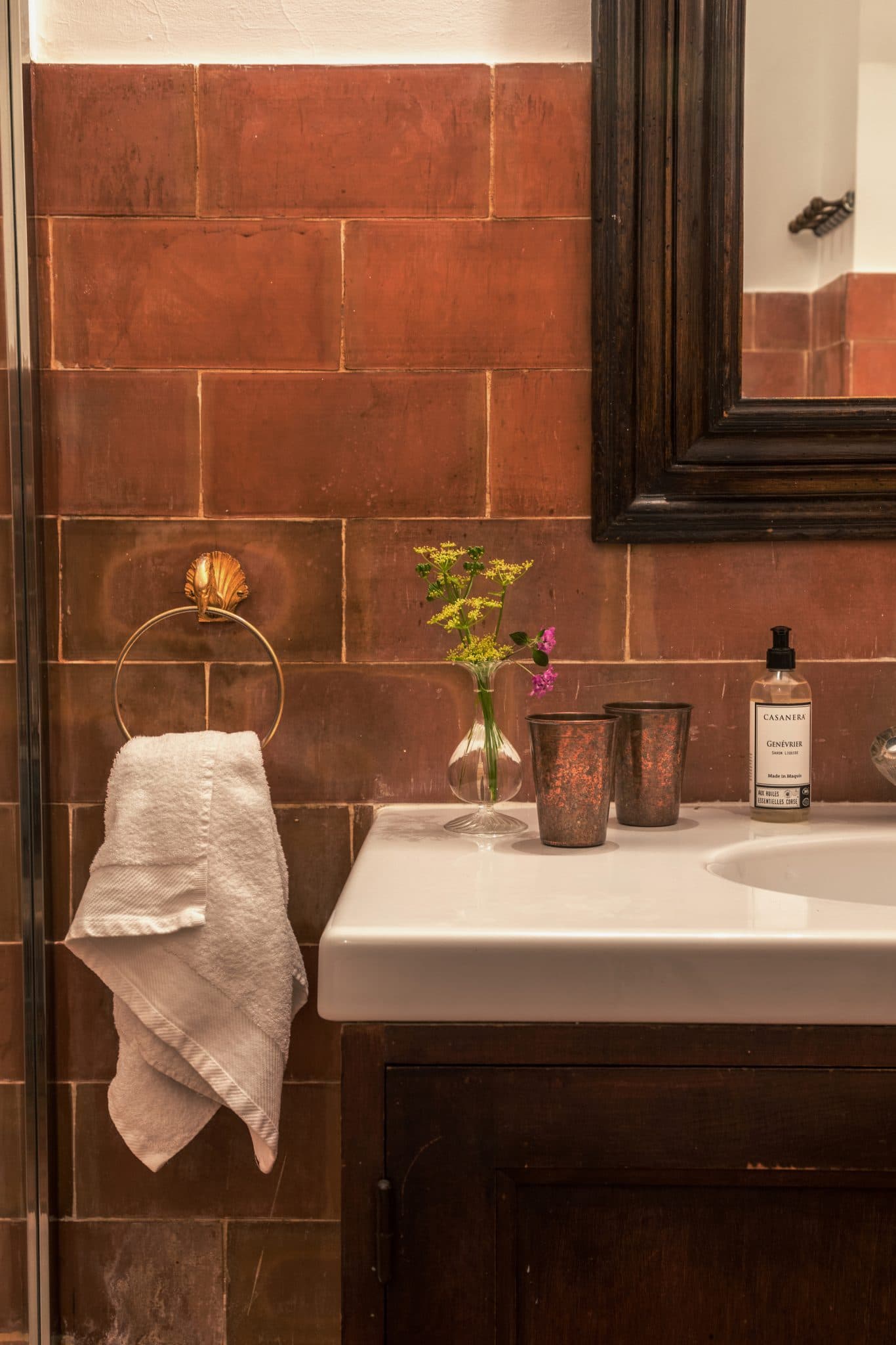 Bathroom in ochre tones