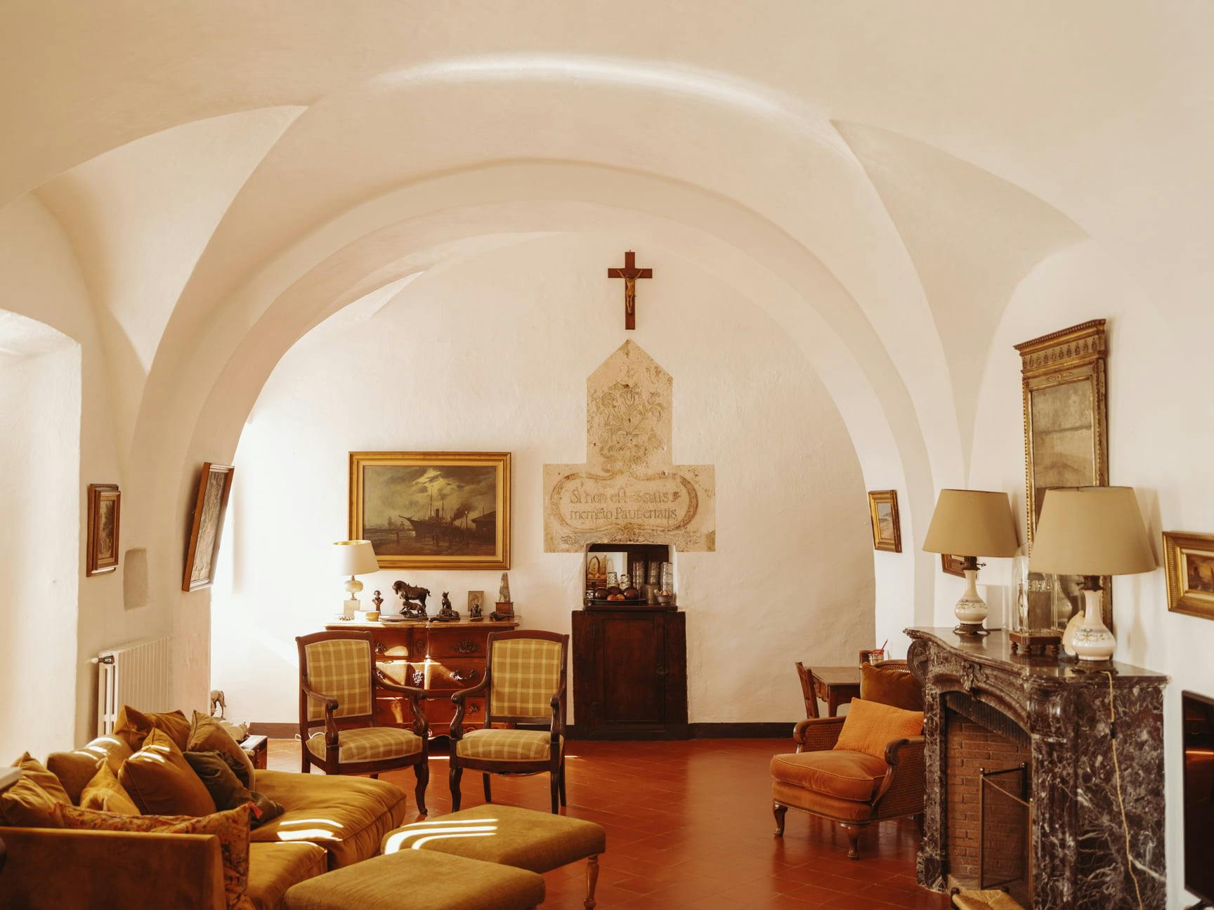 Living room, alcoves, monastic decor, sunny but subdued atmosphere