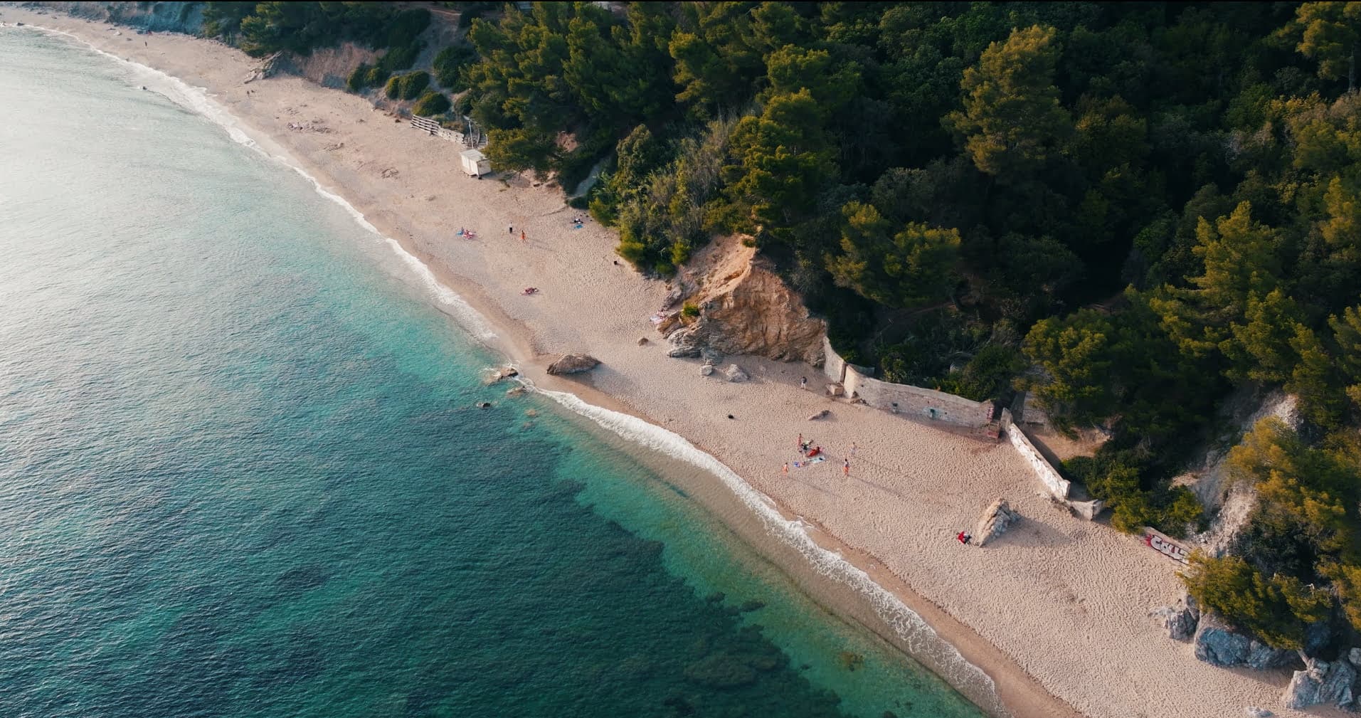 Vue aérienne de la plage en face de la maison