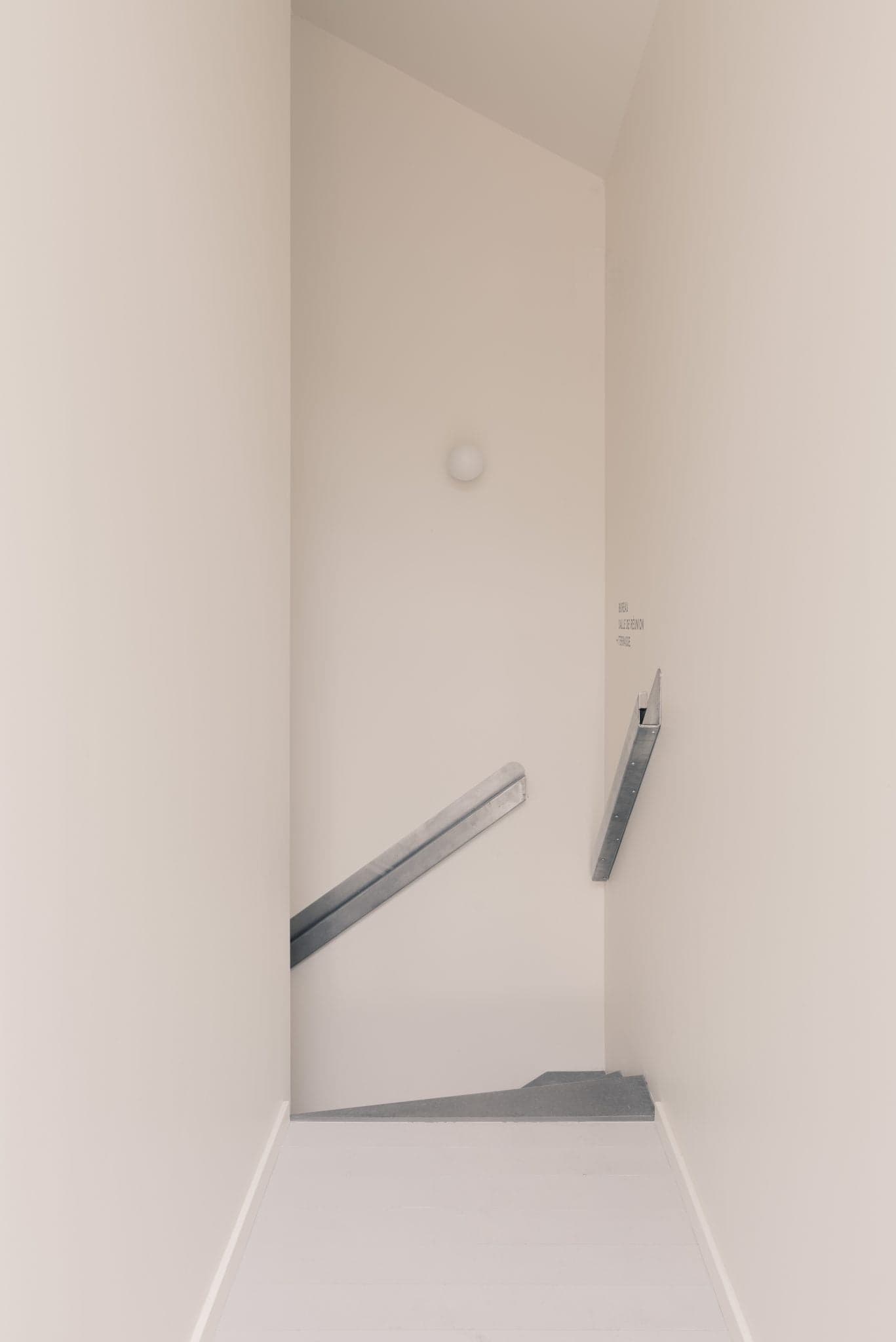Hall donnant sur l'escalier, murs blancs