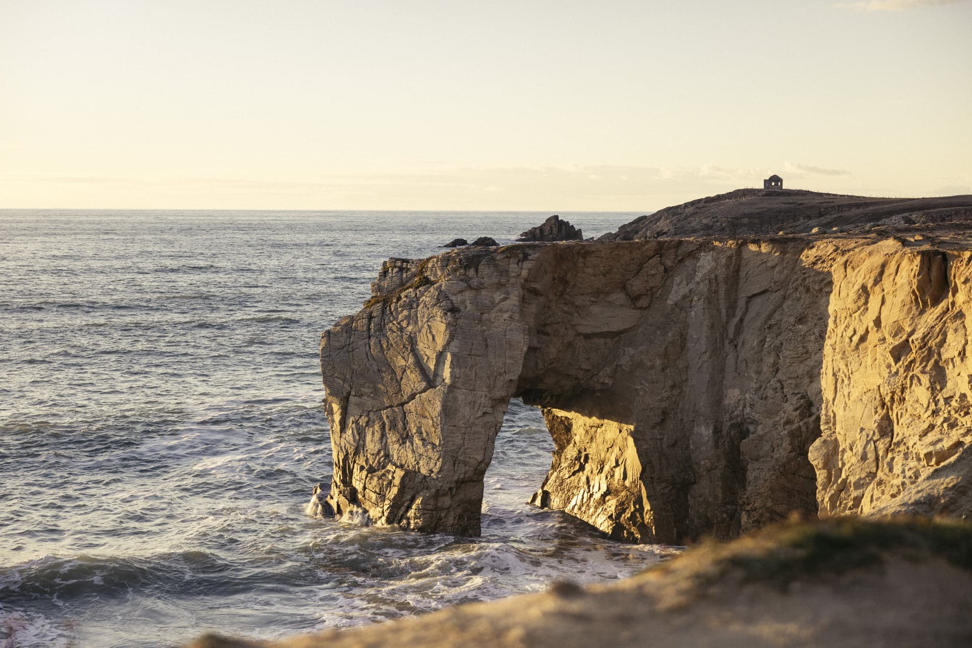 Roches qui plongent dans la mer