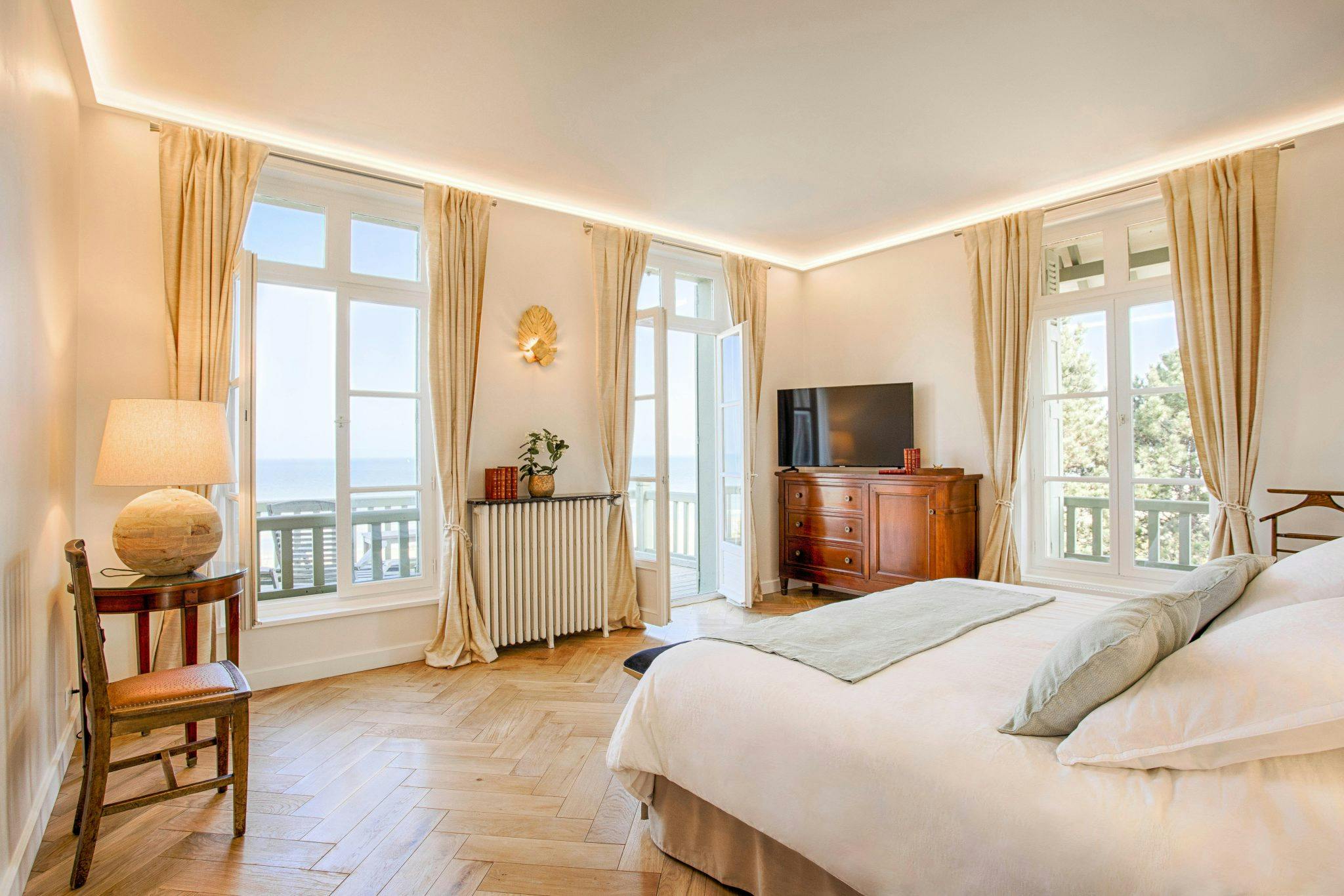 Elegant room with sea view, parquet and wood panelling