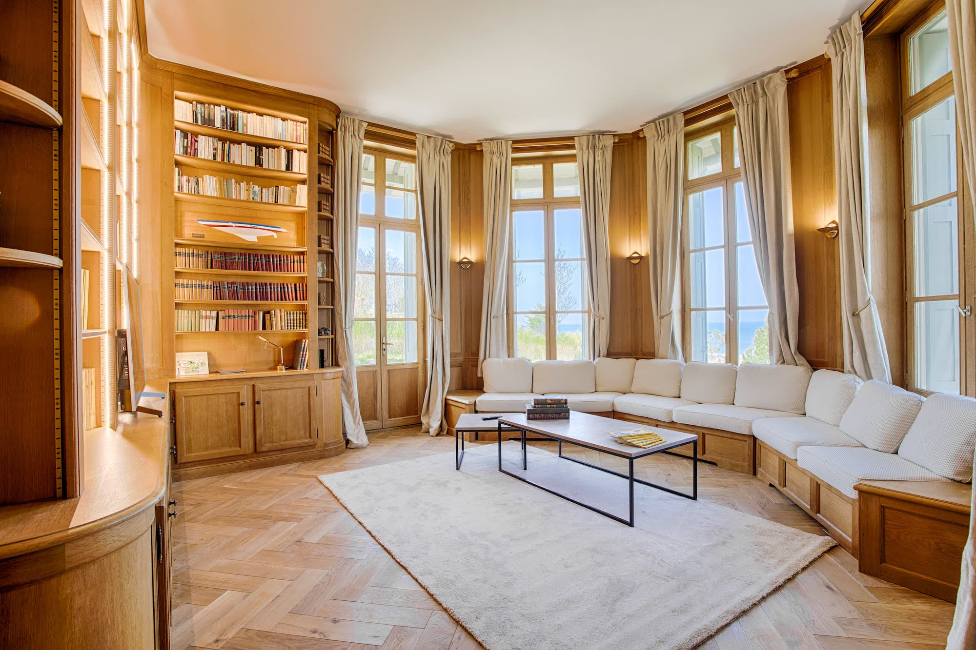 Une bibliothèque boisée et intimiste avec vue sur mer