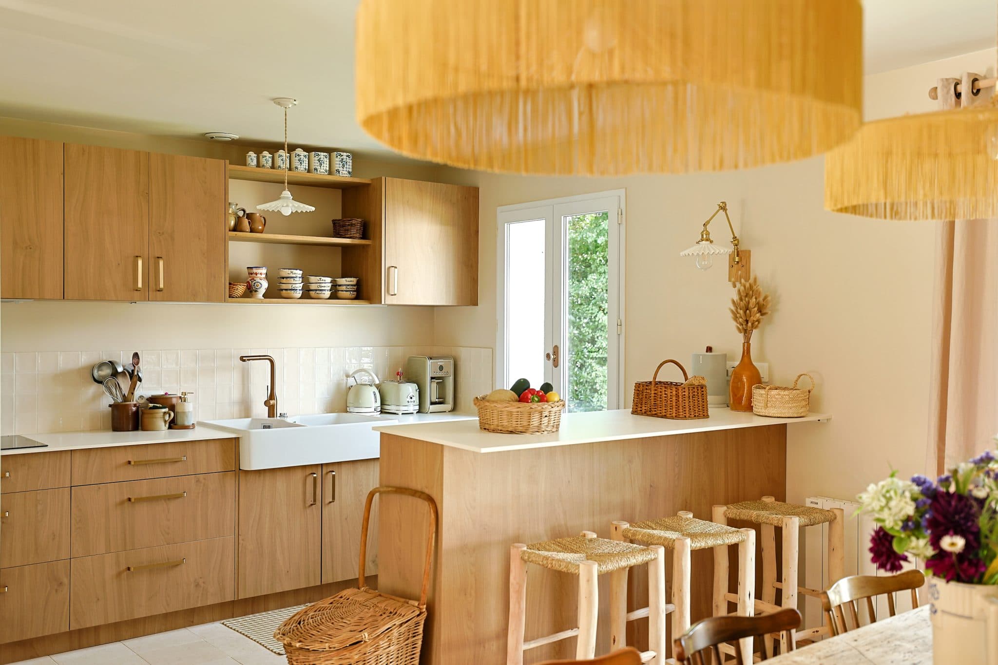 Cuisine de La Bien Aimée : moderne et boisée, bar et tabourets