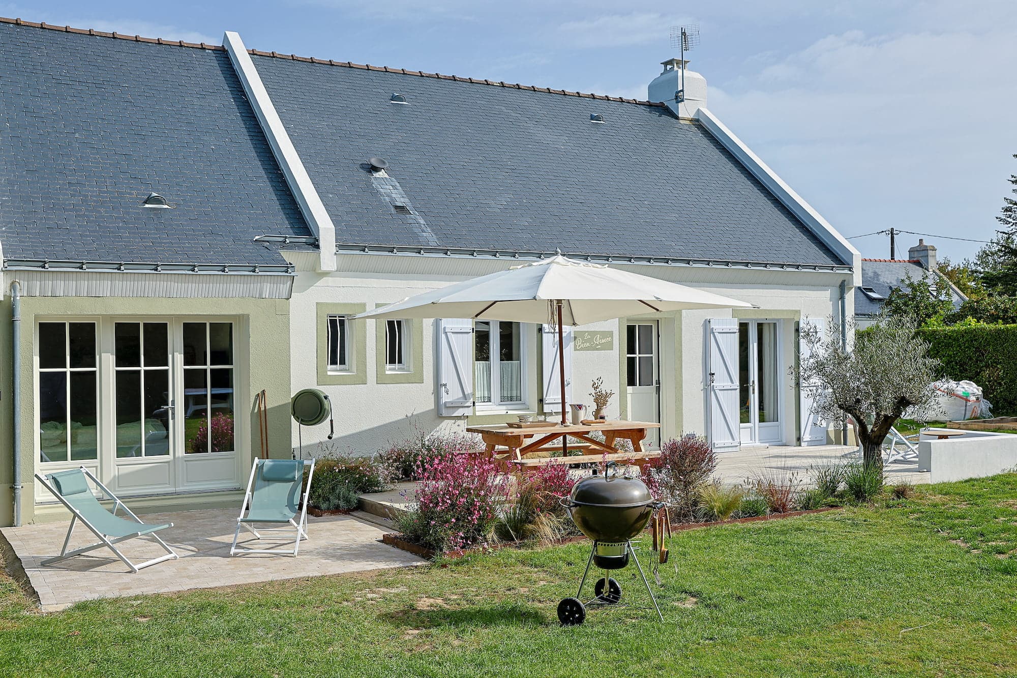 Le jardin de La Bien Aimée : son entendue d'herbe et le barbecue