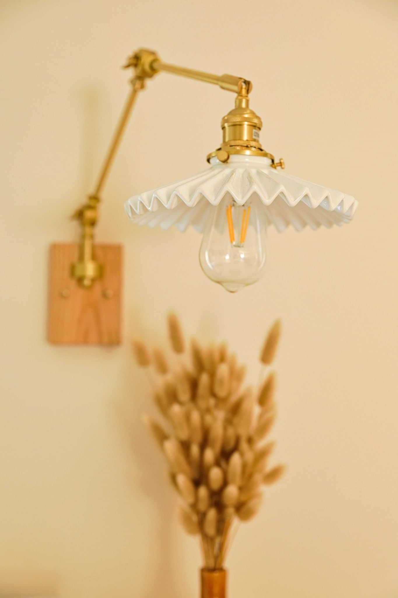 Décor : applique à bras et suspension et fleurs séchées