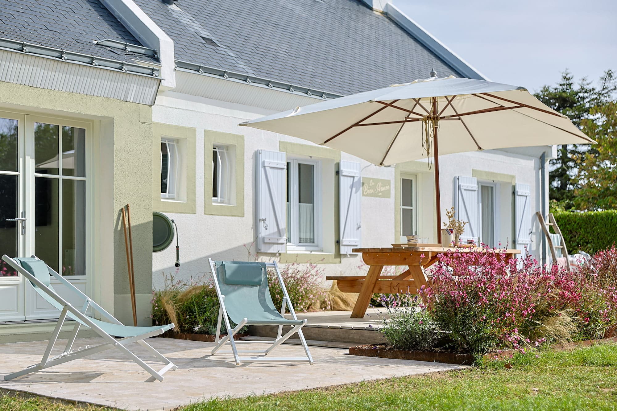 Le jardin tranquille où s'écoulent de belles journées.
