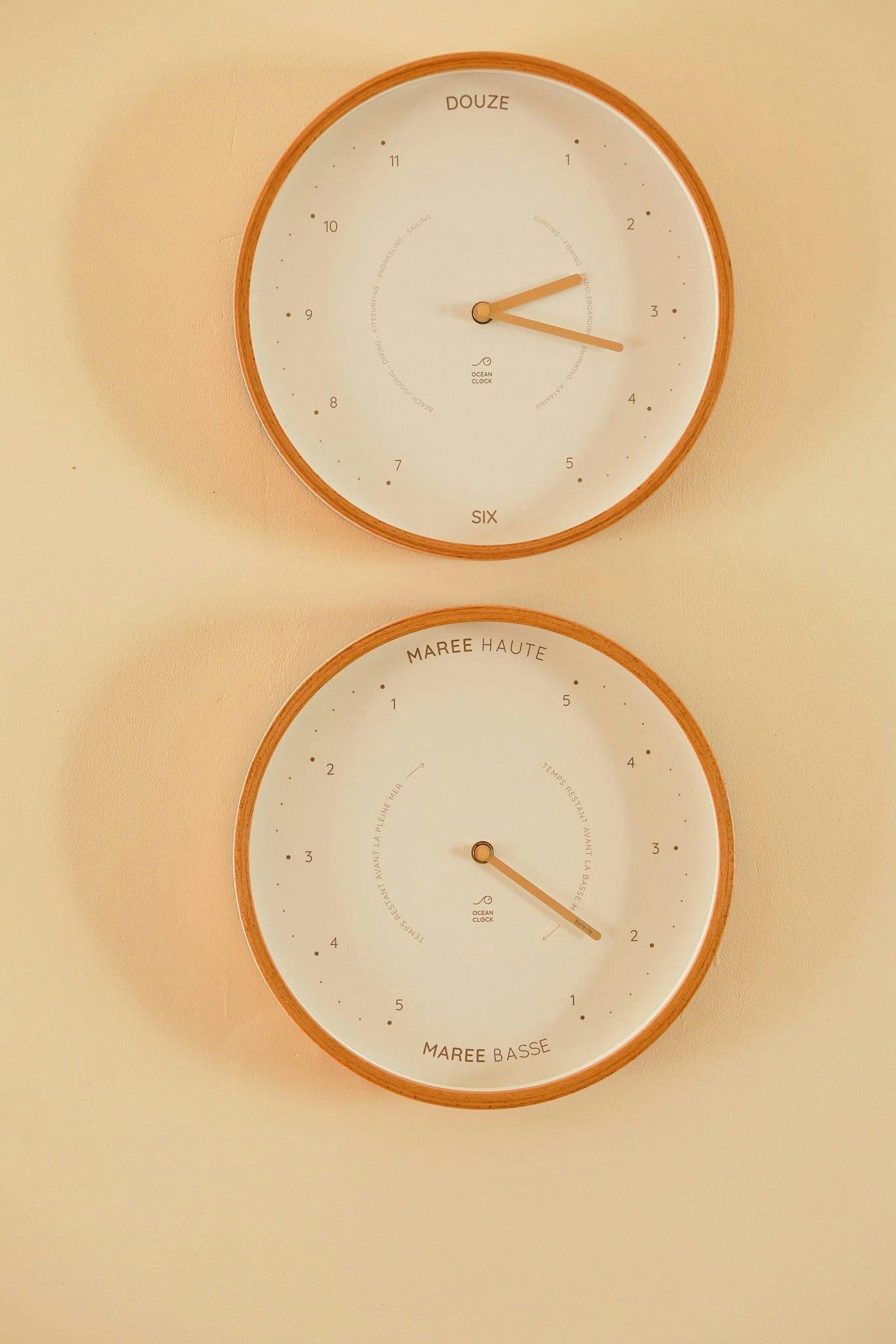 Wall decoration: clock and tide on an off-white background at La Bien Aimée
