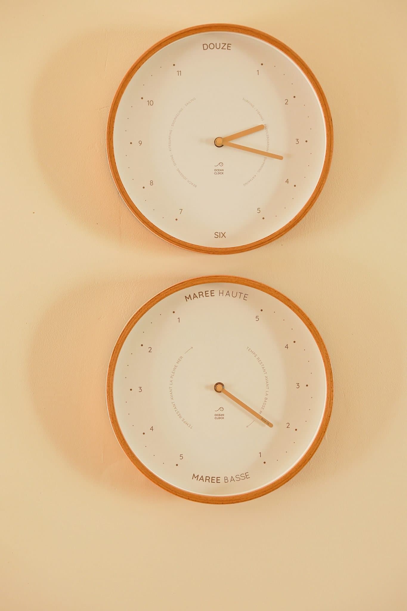 Décoration murale : horloge et marée sur fond blanc cassé à la Bien Aimée