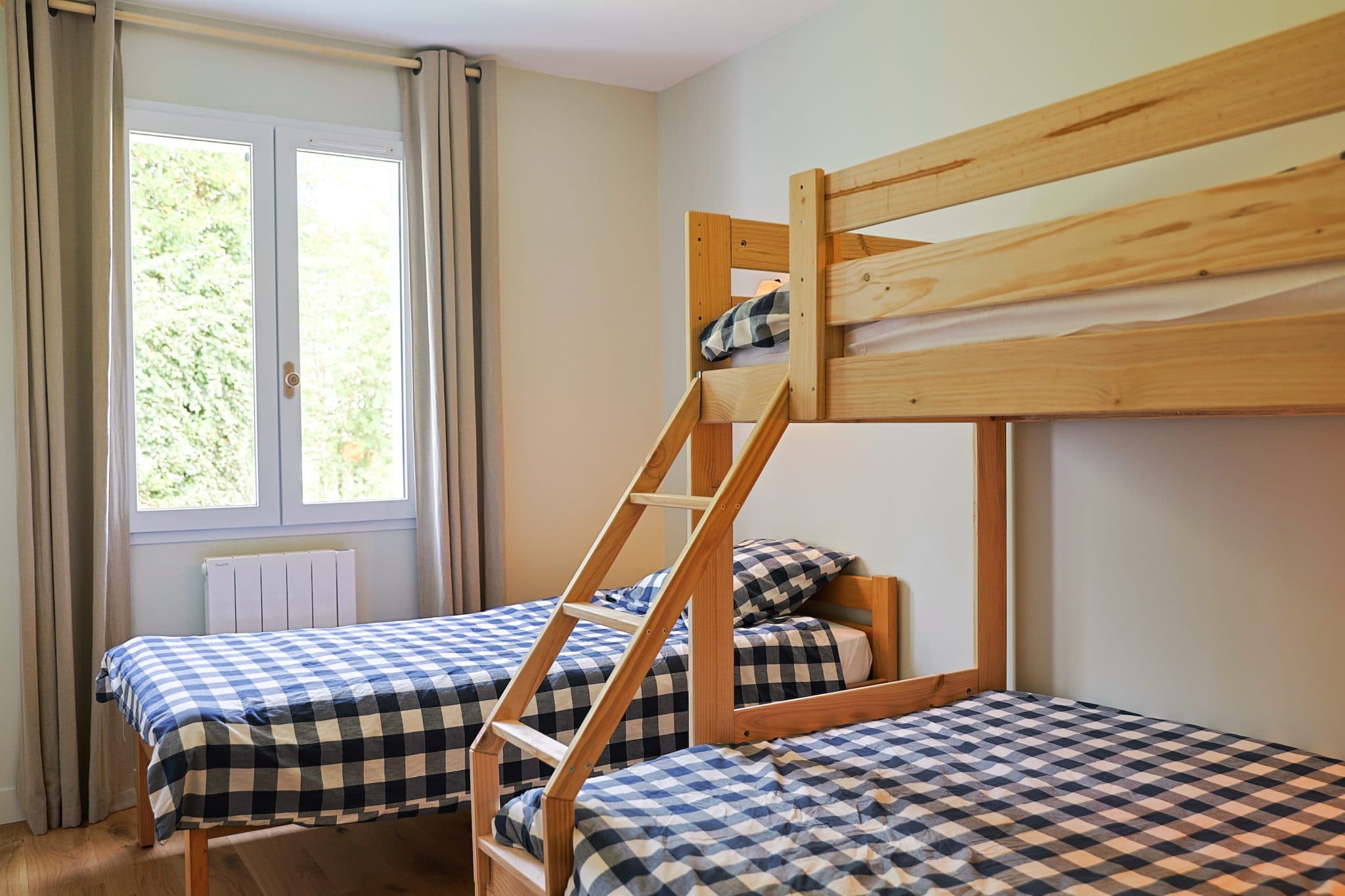 Children's bedroom: bunk bed and gingham sheets