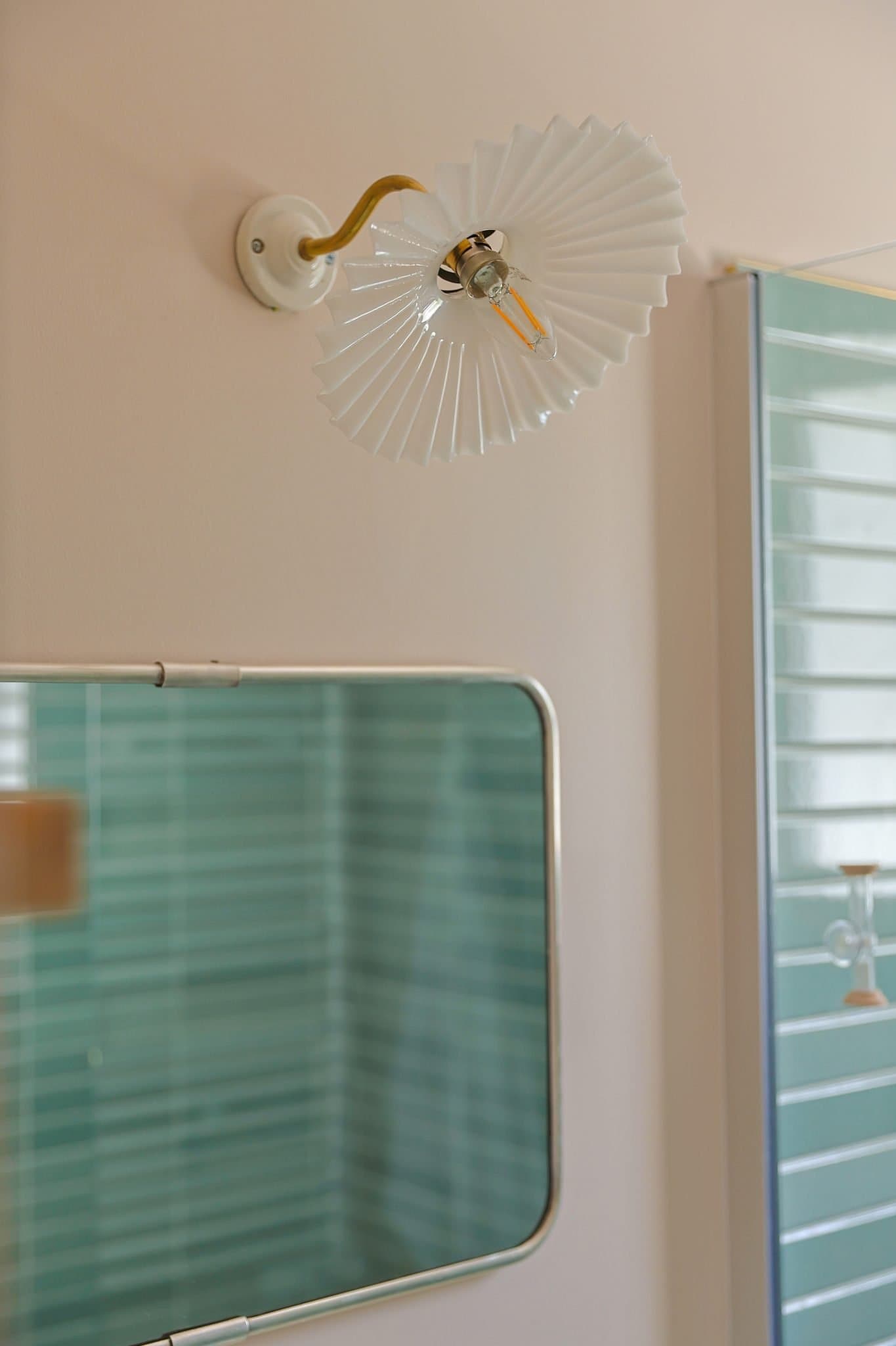 Applique salle de bain aux carreaux bleus presque turquoise