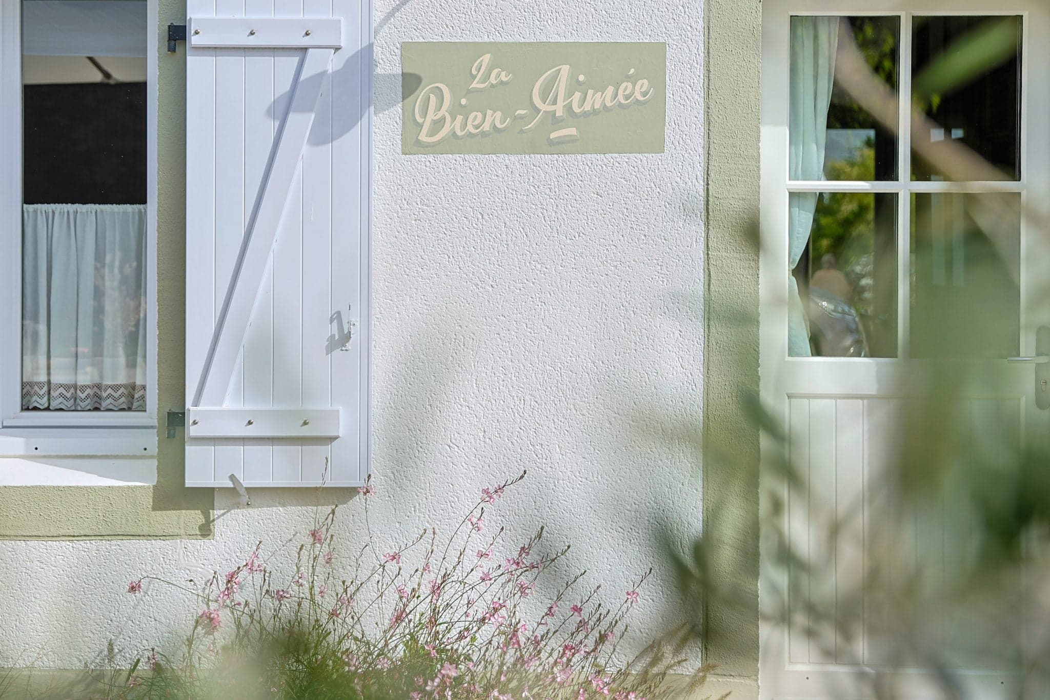 Signature de La Bien Aimée sur la façade blanche