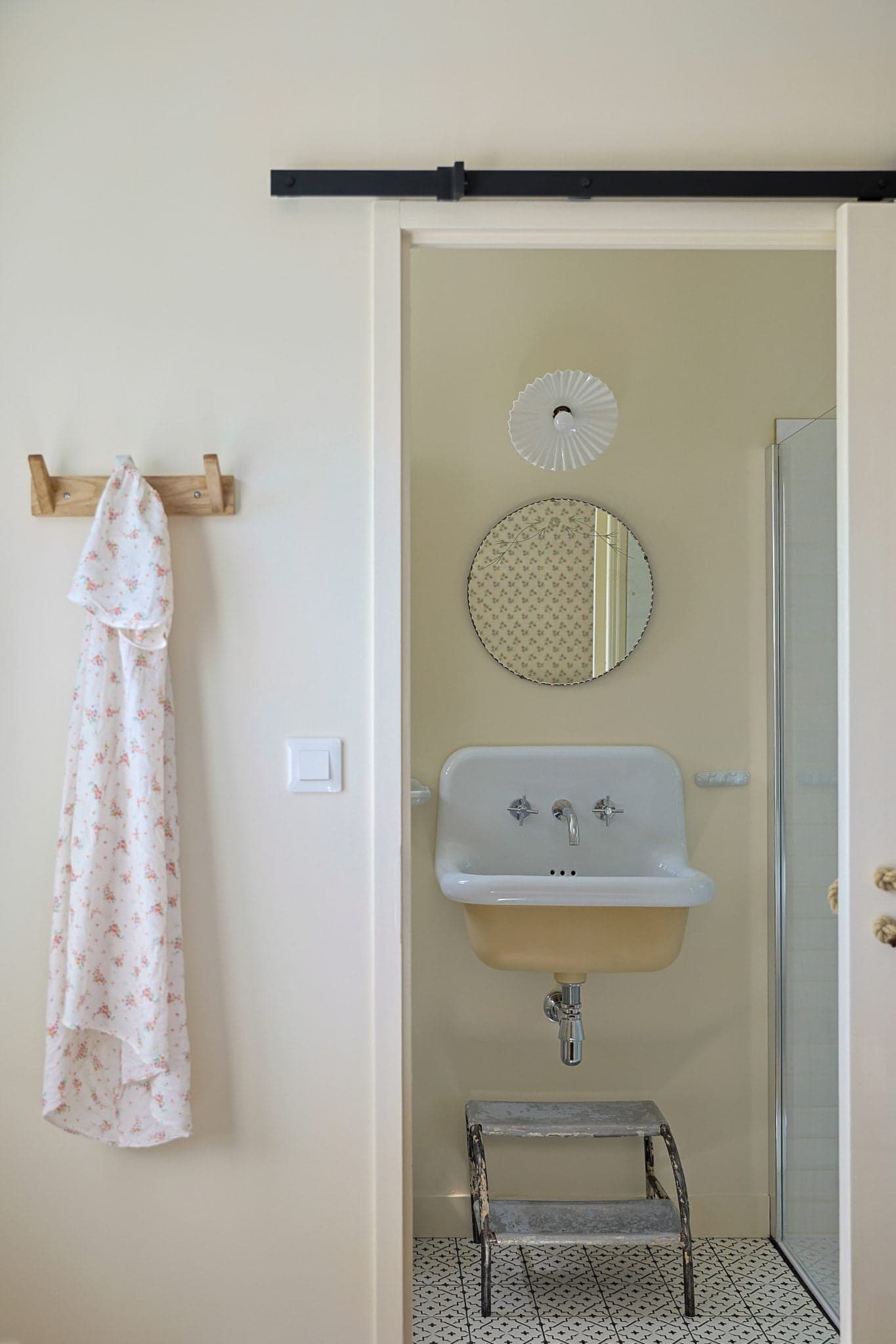 Salle de bain aux nuances douces, évier style ancien