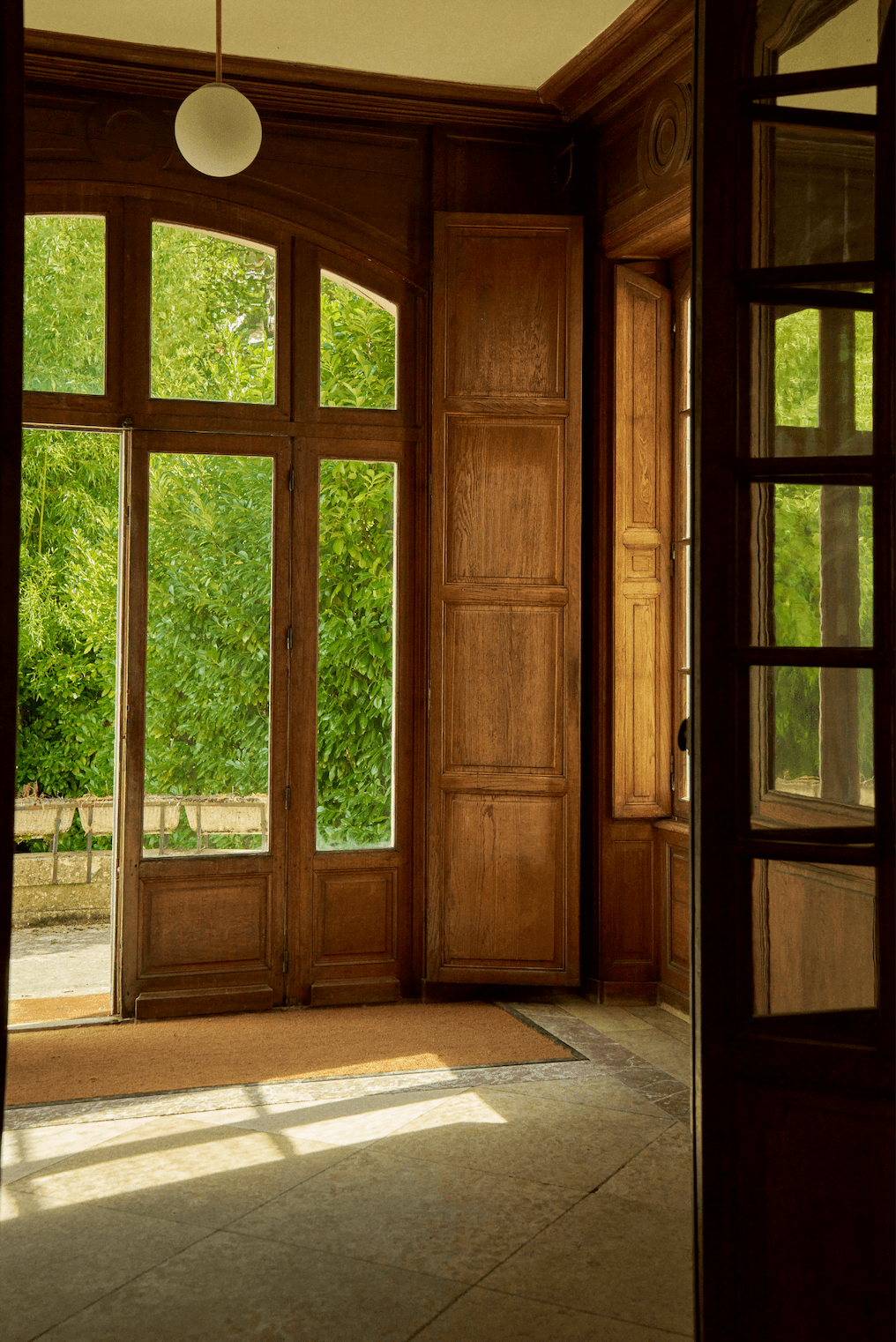 A special affection for the woodwork that elegantly dresses the interior of the castle - © Benjamin Colombel