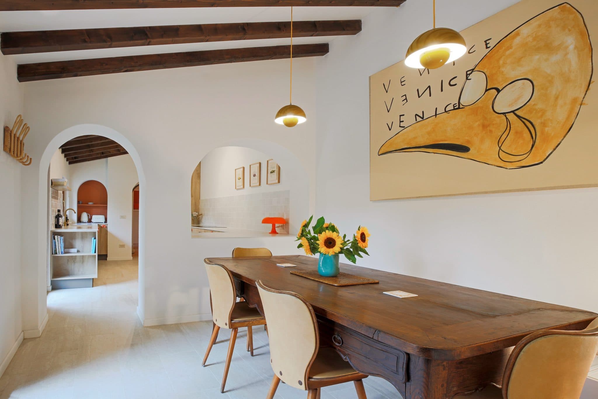 Meals take place under the gaze of the Venetian mask.