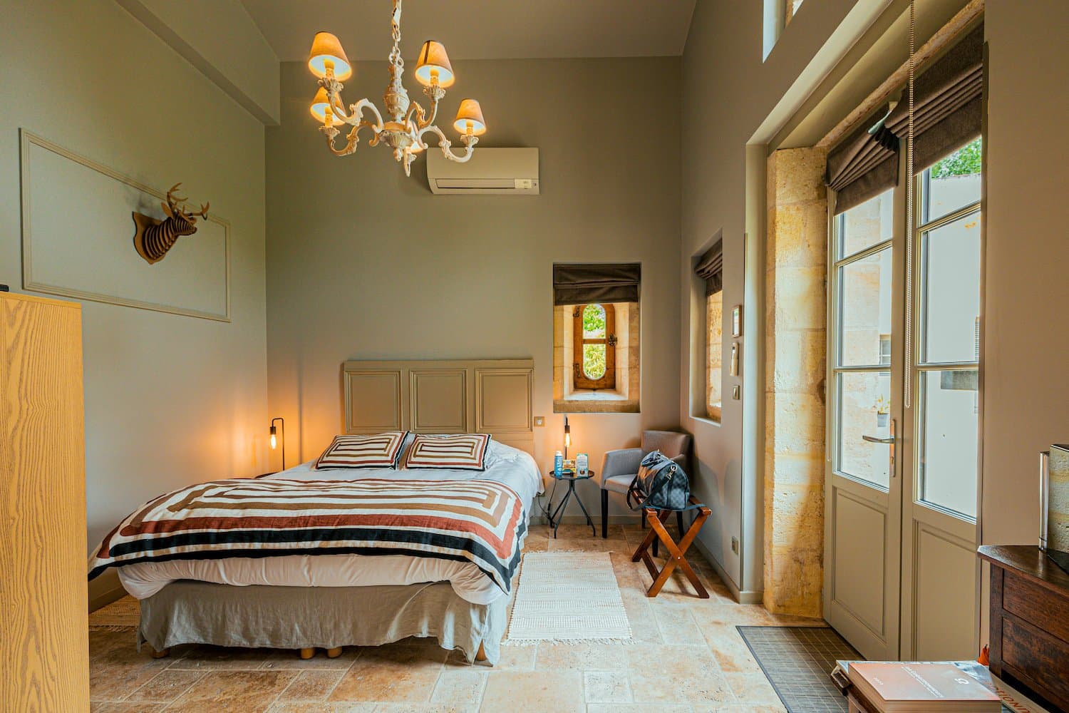 Chambre à belle hauteur sous plafond, et ouvertures dans un style château moderne