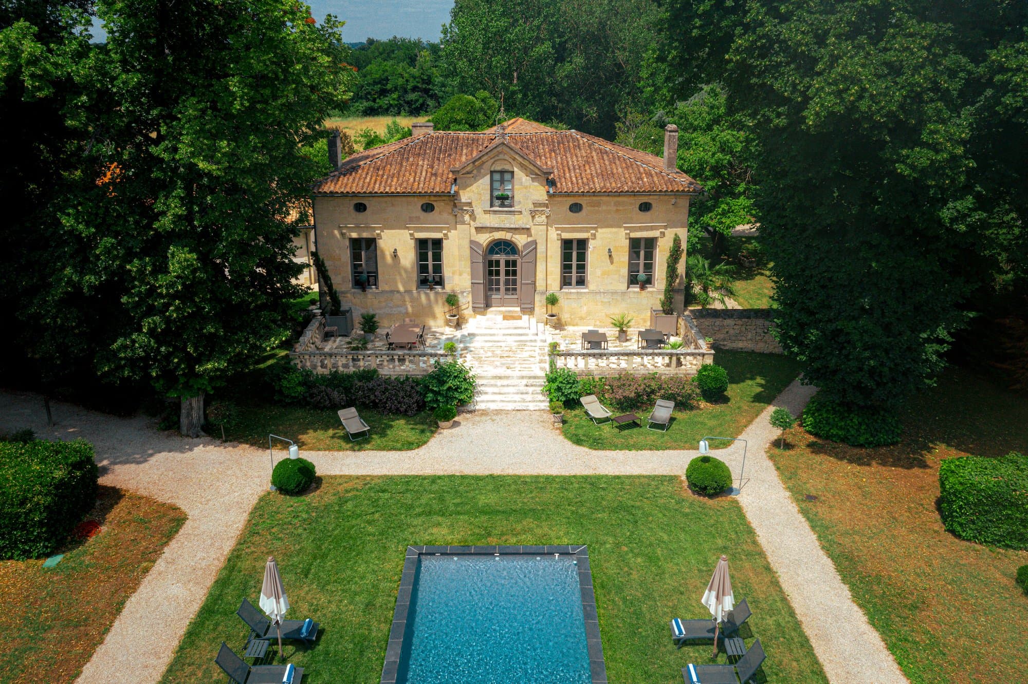 La maison de maître et sa piscine, étendue à la manière d'un couloir de nage.
