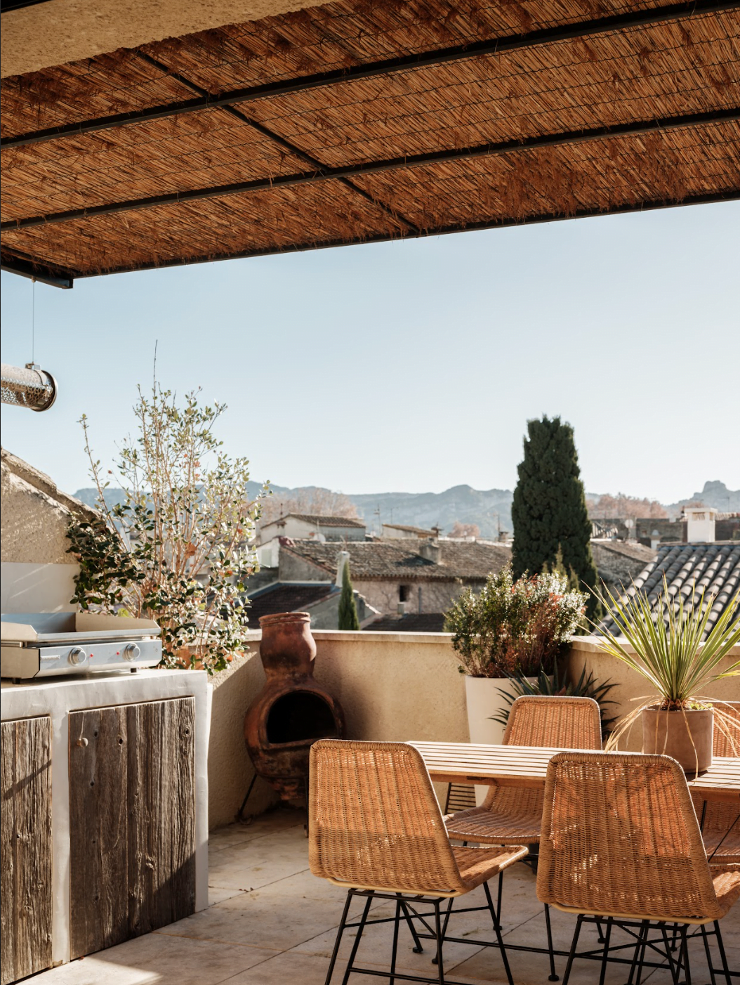 The rooftop with a view of the Alpilles where you can have breakfast or enjoy an aperitif in the evening - © Mark Elst