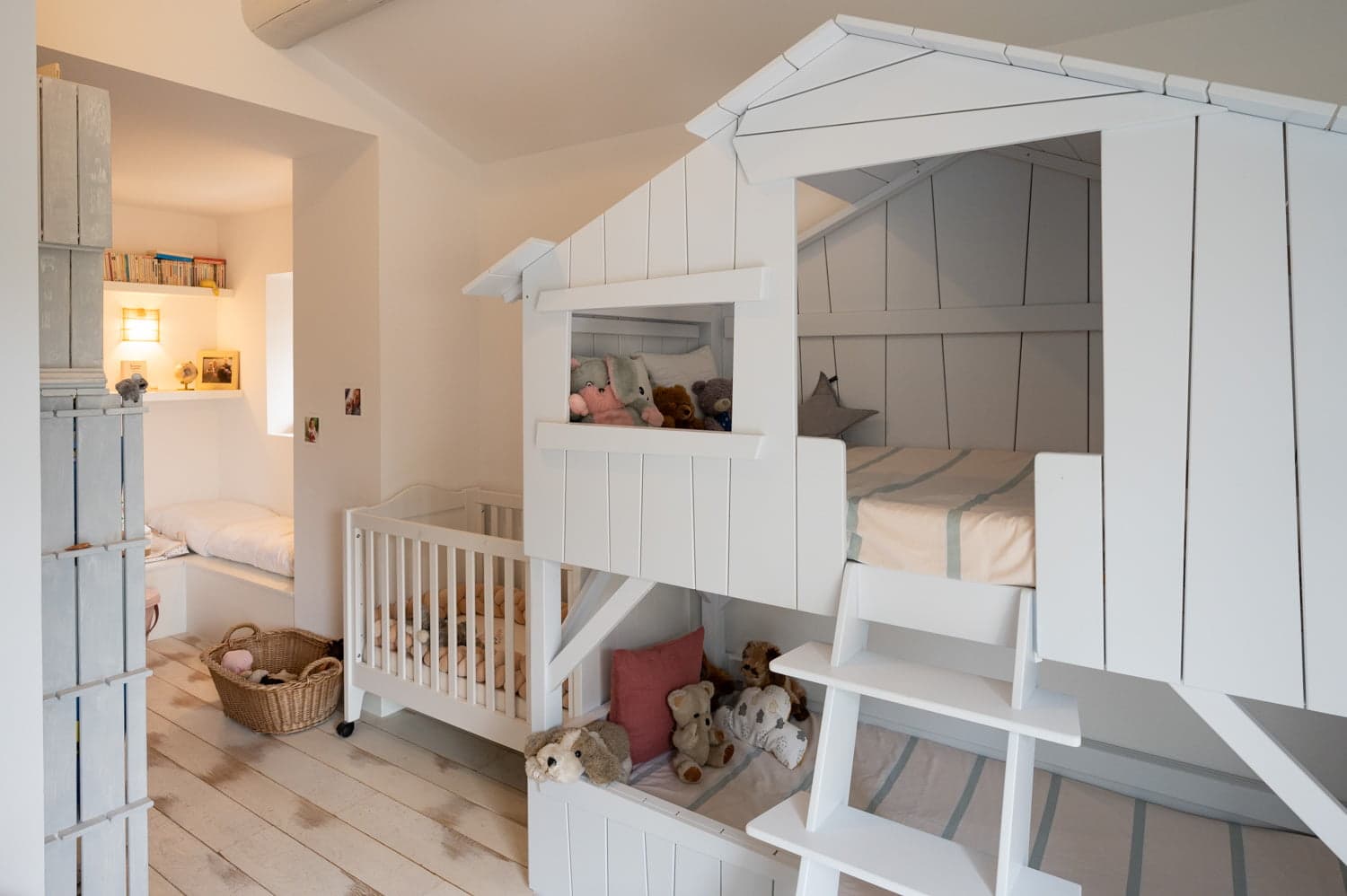 Lit à étages et lit pour bébé dans la chambre des enfants