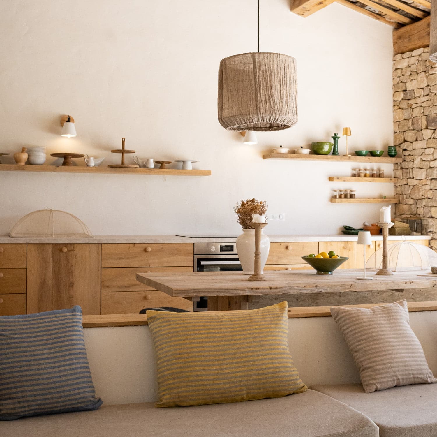 Canapé, comptoir de la cuisine et table en bois