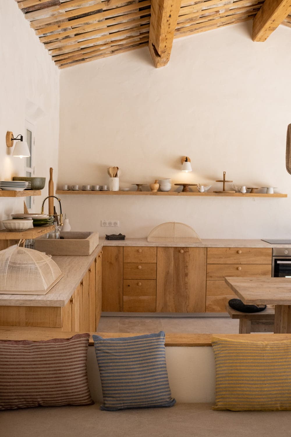 Canapé et comptoir de la cuisine en bois clair