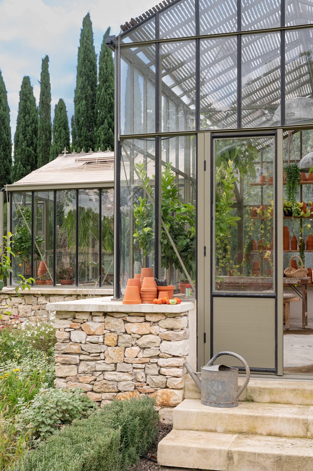 La serre du jardin où jouer les jardiniers en herbe.
