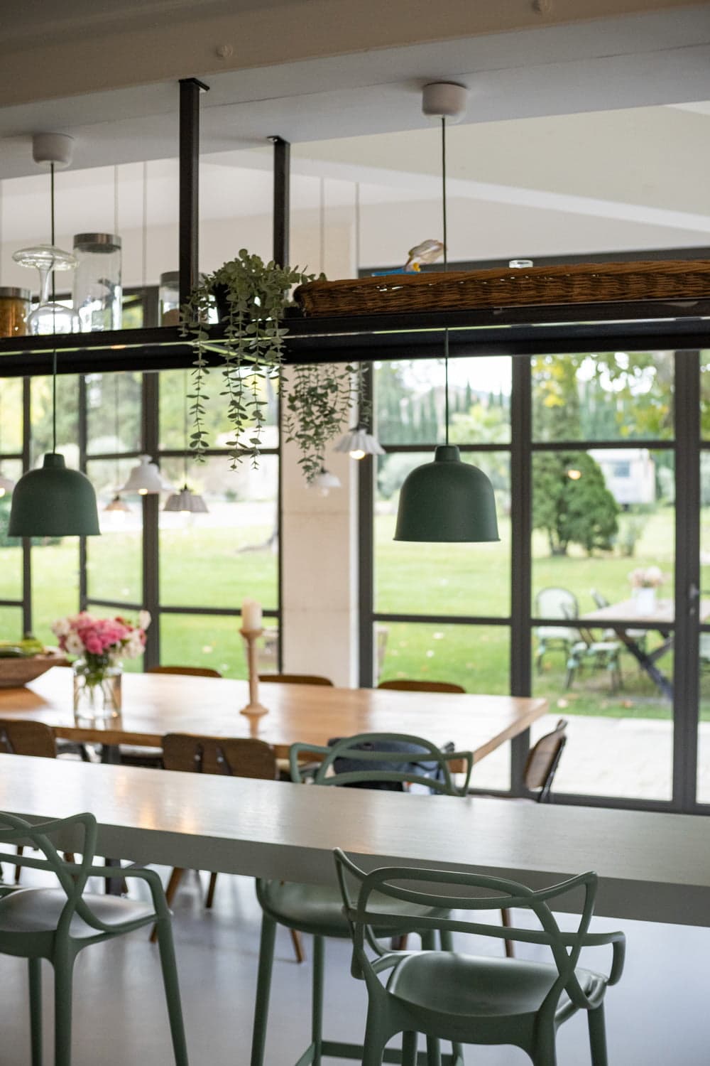 Cuisine et salle à manger devant les baies vitrées