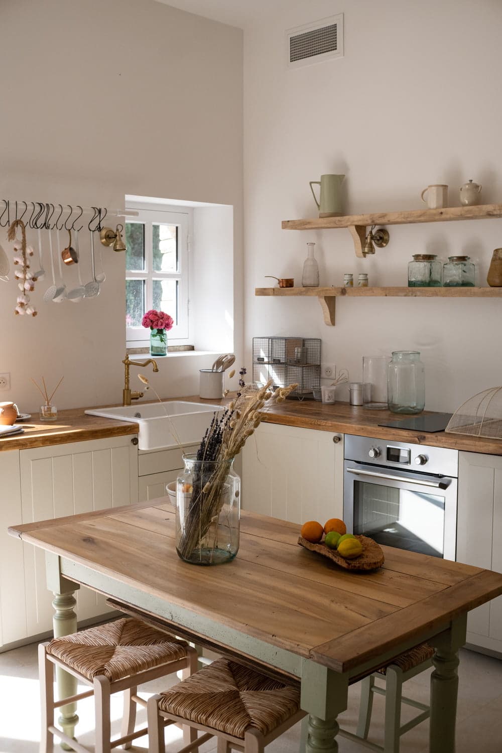Table en bois clair et chaises dans la cuisine